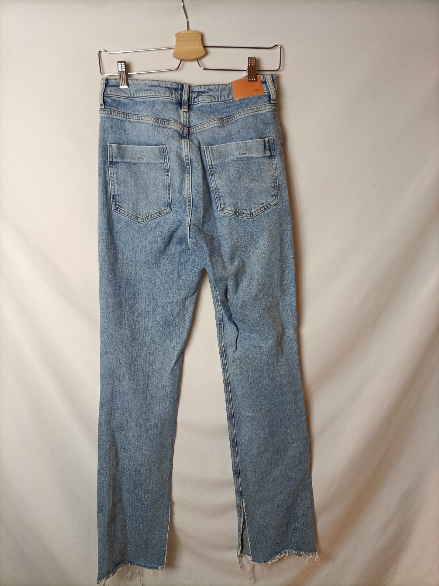 ZARA. Pantalón vaquero apertura T.38
