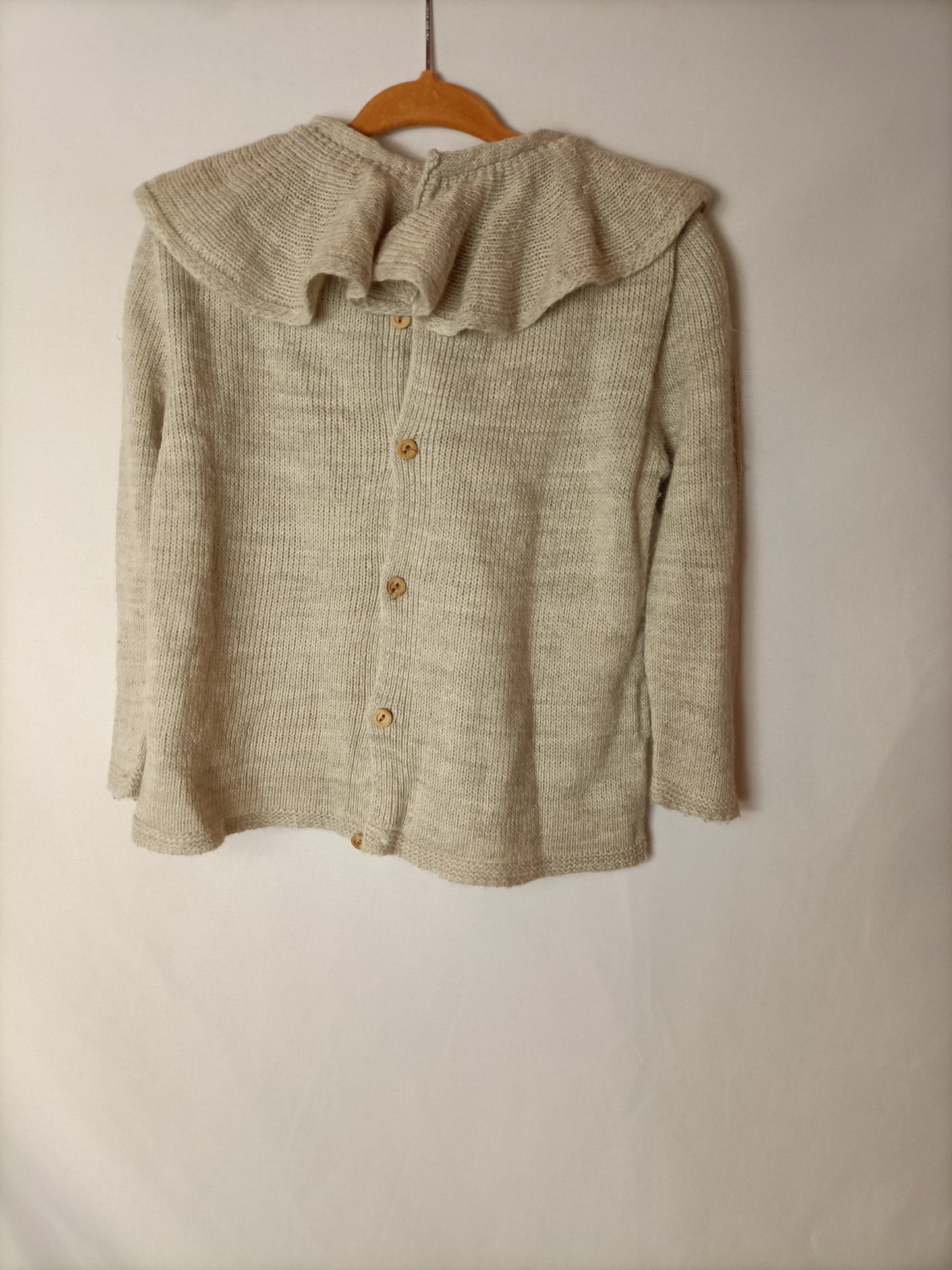 PALOMA DE LA O. Beige ruffle-neck sweater. Size 2 years.