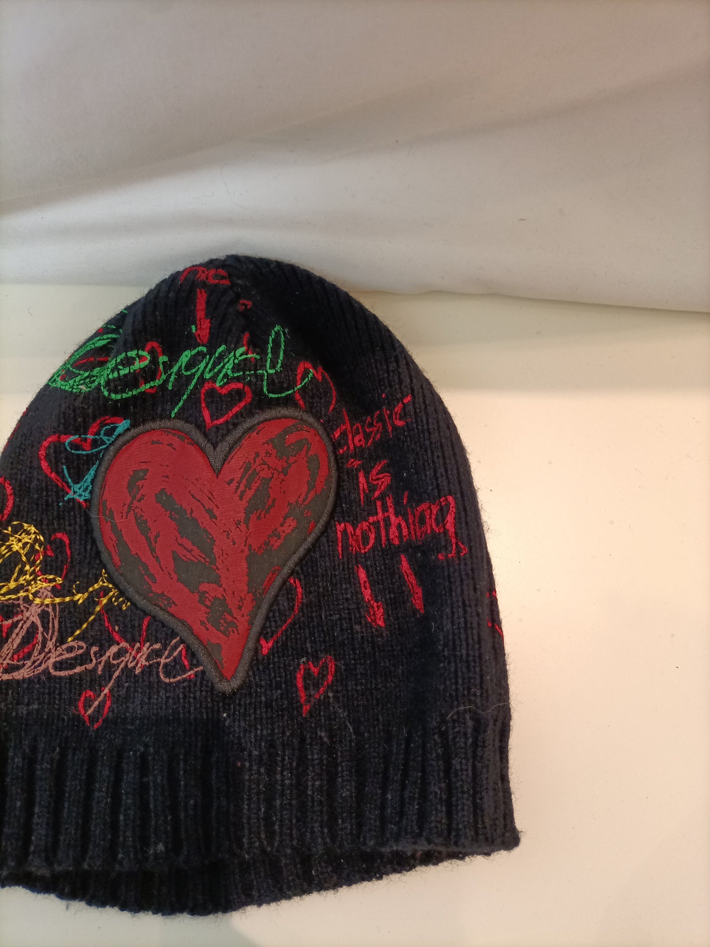 DESIGUAL. Gorro negro dibujos