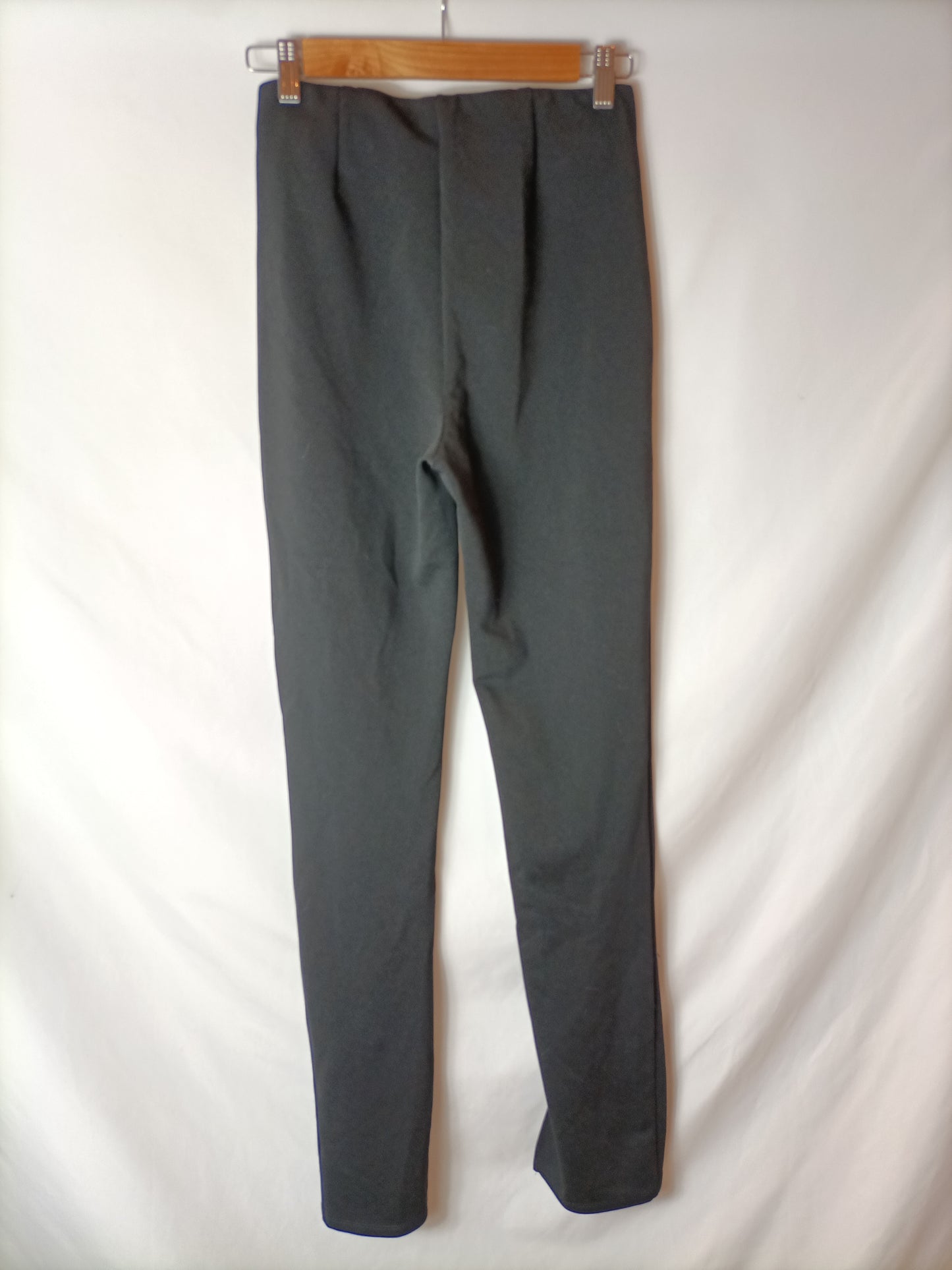 STRADIVARIUS. Pantalón negro apertura. T M