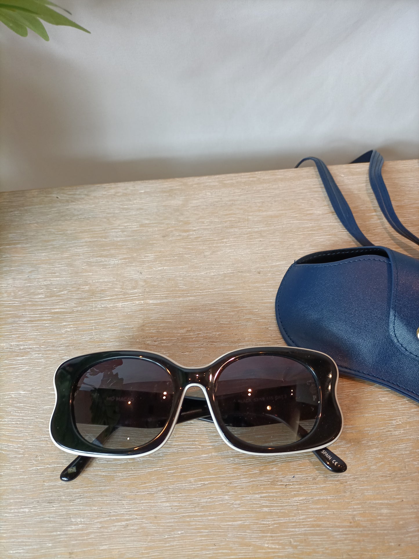 MO. Gafas de sol negro y blanco