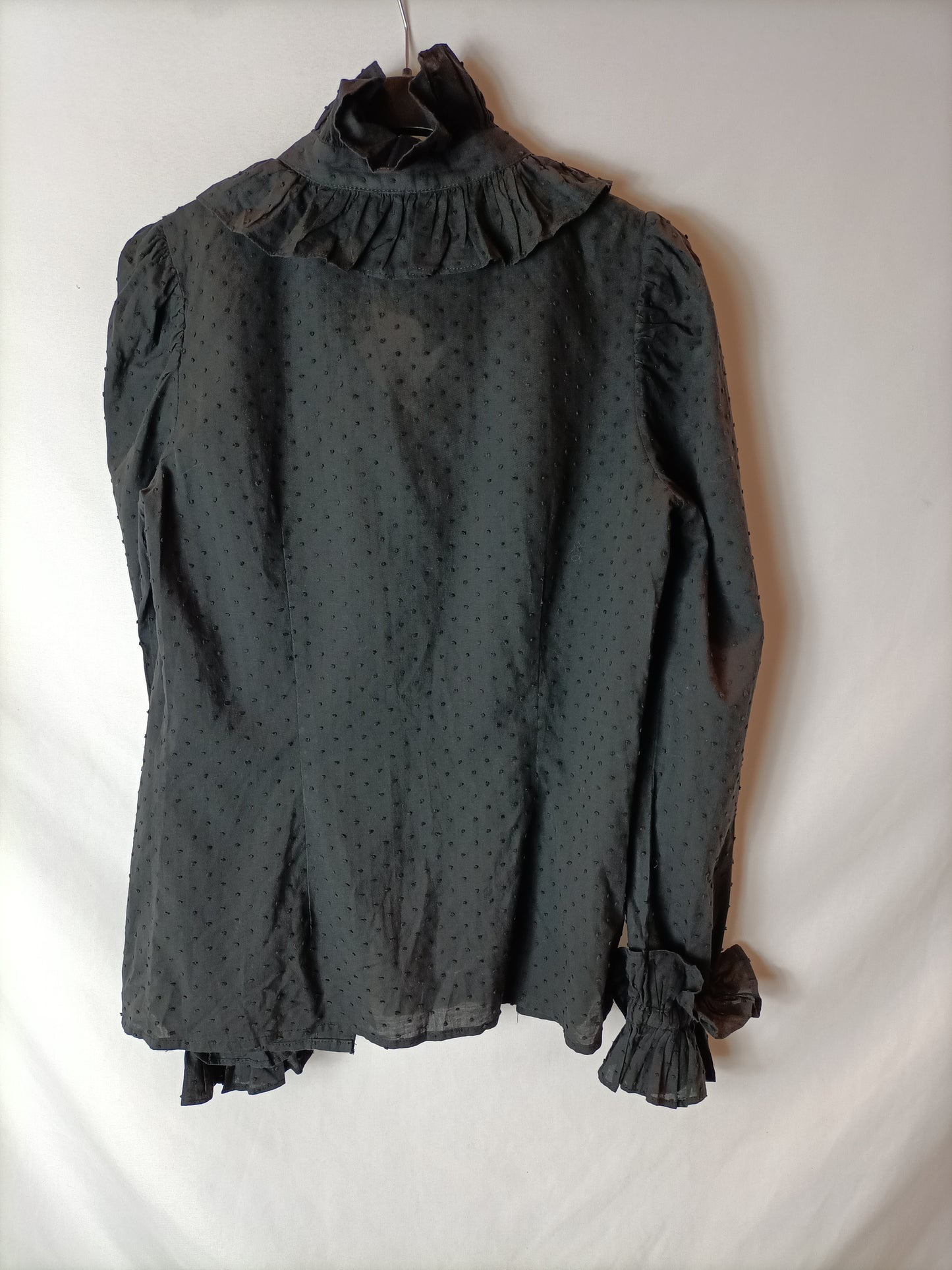 PALOMA LAJUD. Blusa textura con volante en cuello y mangas. T S