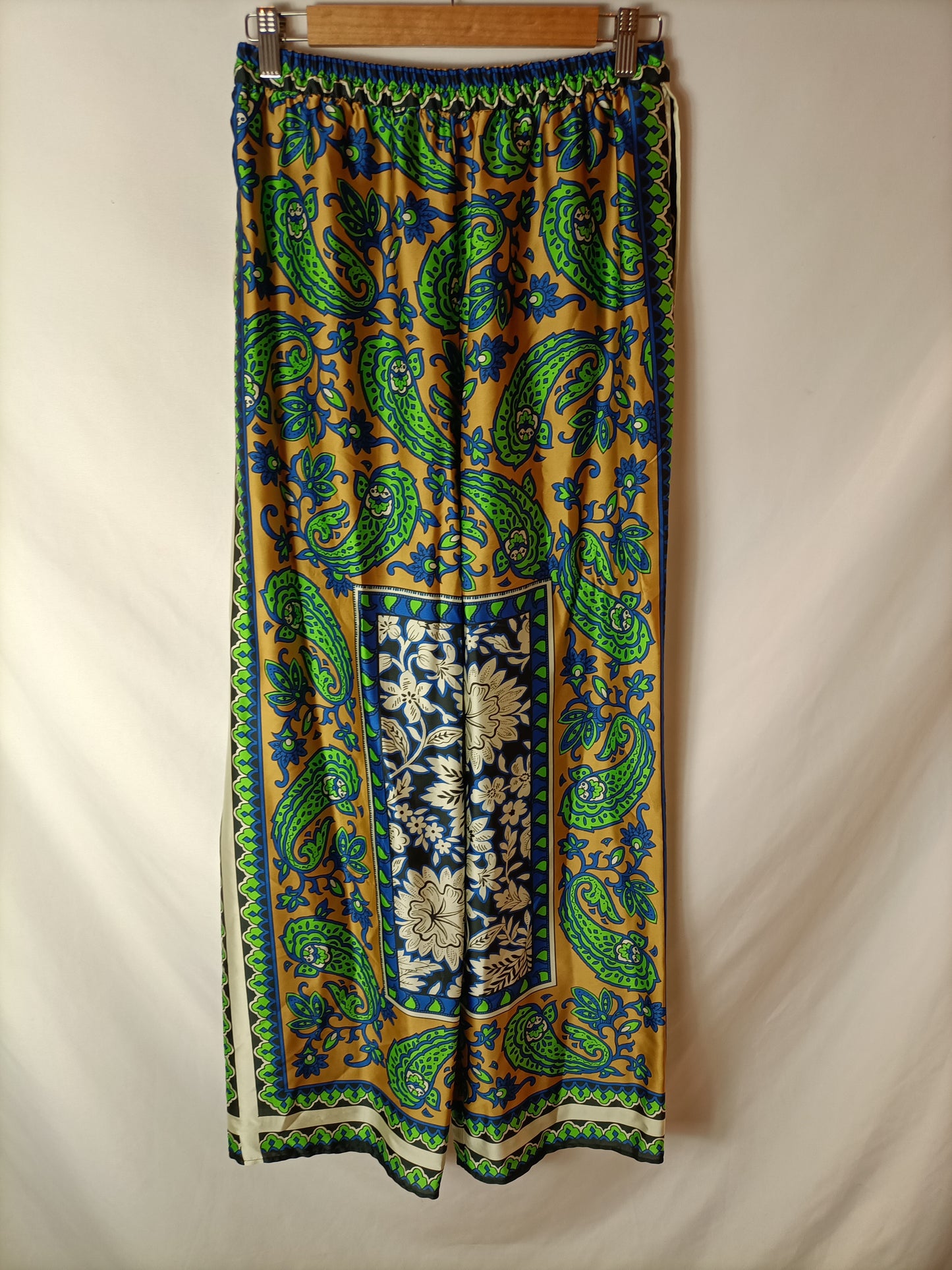 ZARA. Pantalones fluidos estampados T. S