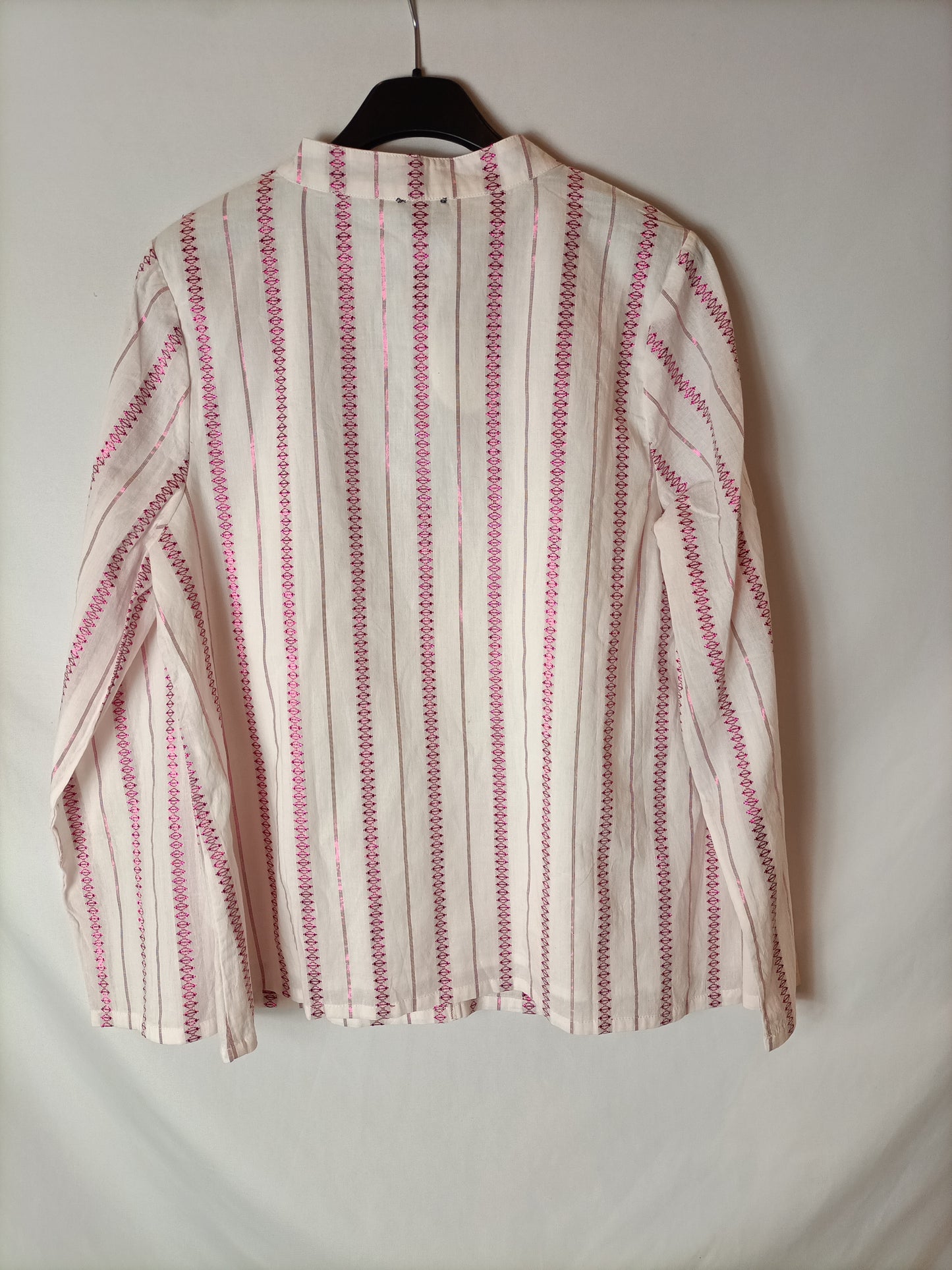 HORSE CHESTNUT. White blouse with Ts threads