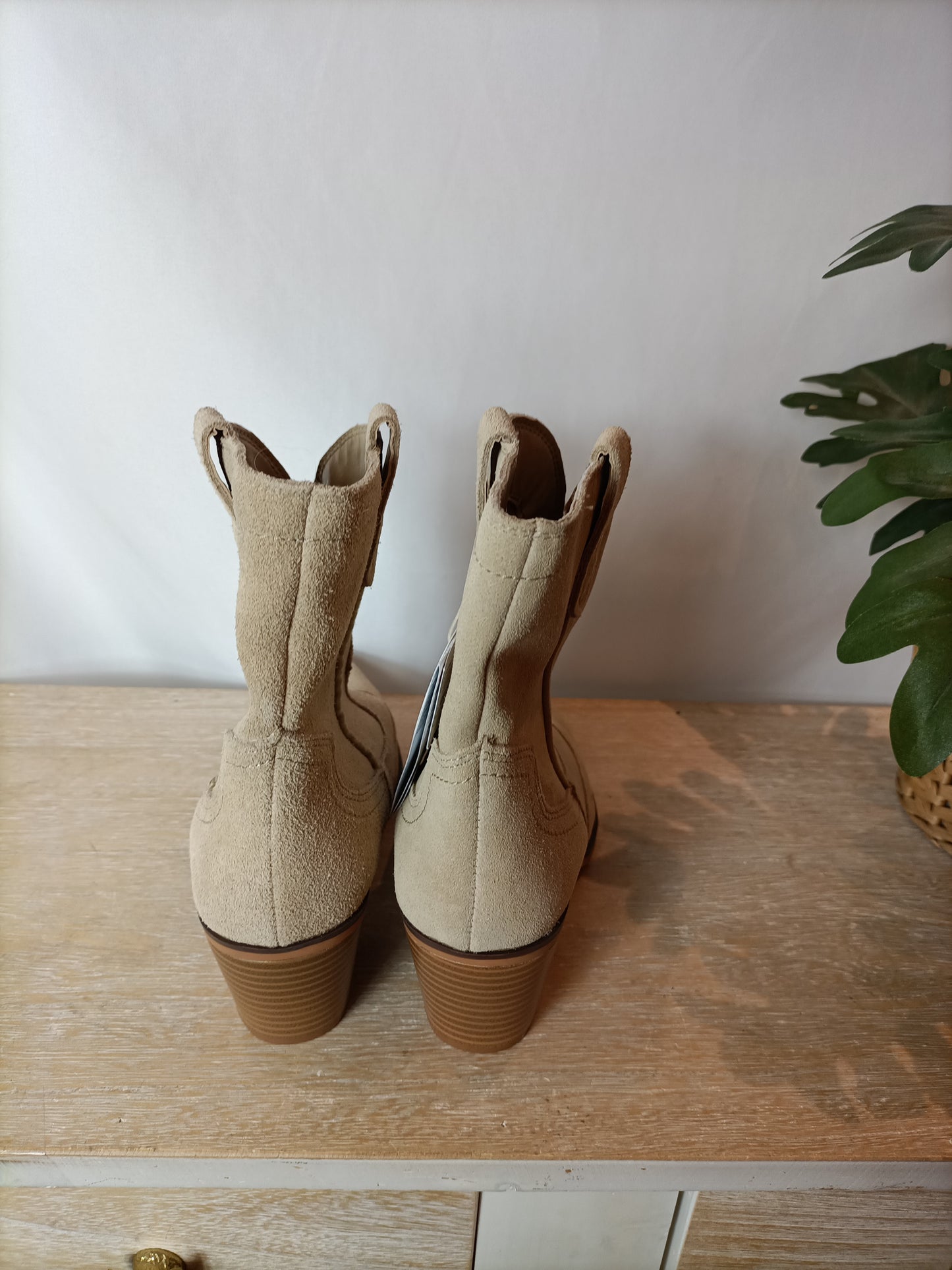 STRADIVARIUS. Botines beige cawboy T.38