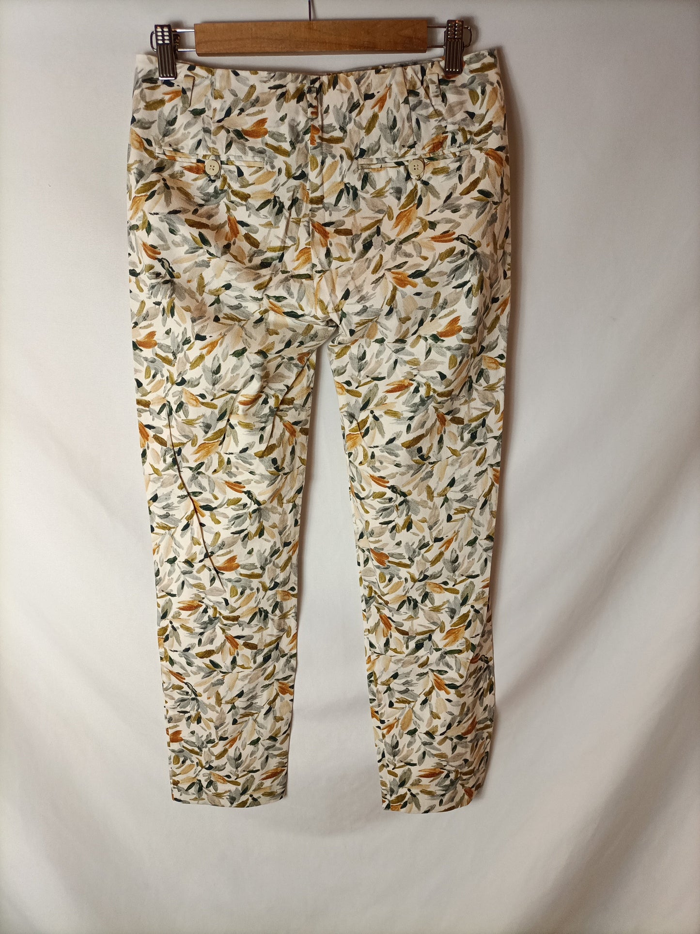 ZARA. Pantalones estampados hojas. T.36