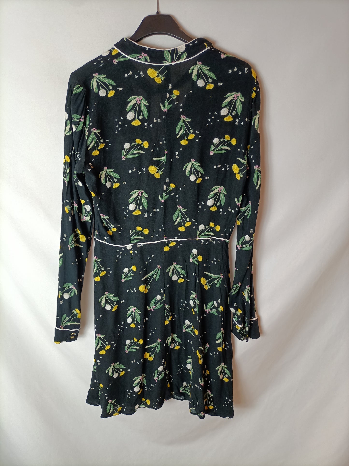 H&M. Vestido negro estampado lazada. T 38