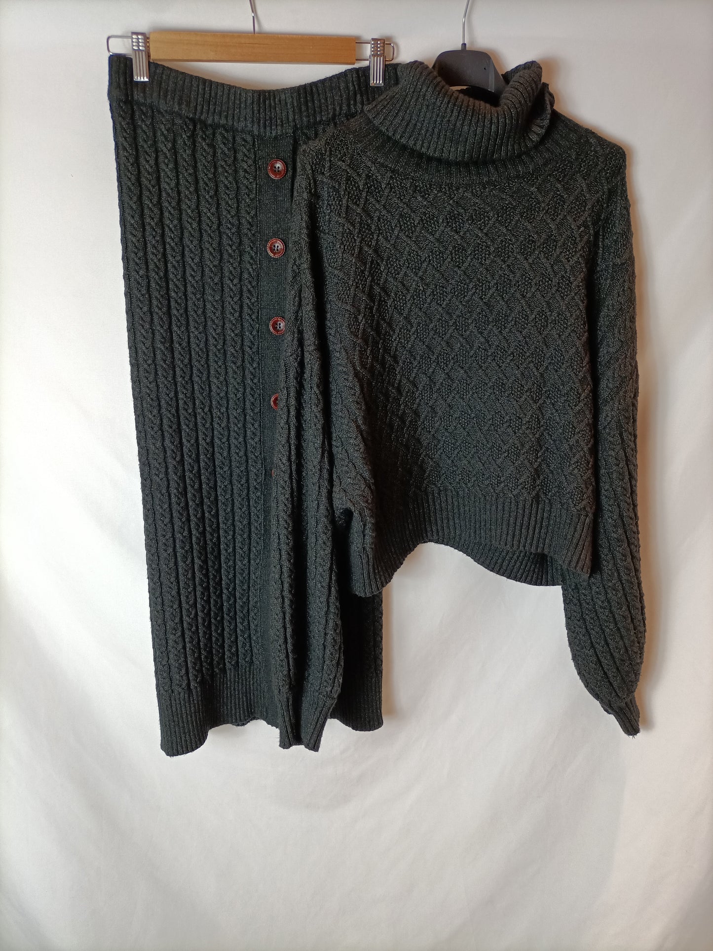 ZARA. Falda midi punto gris T.s