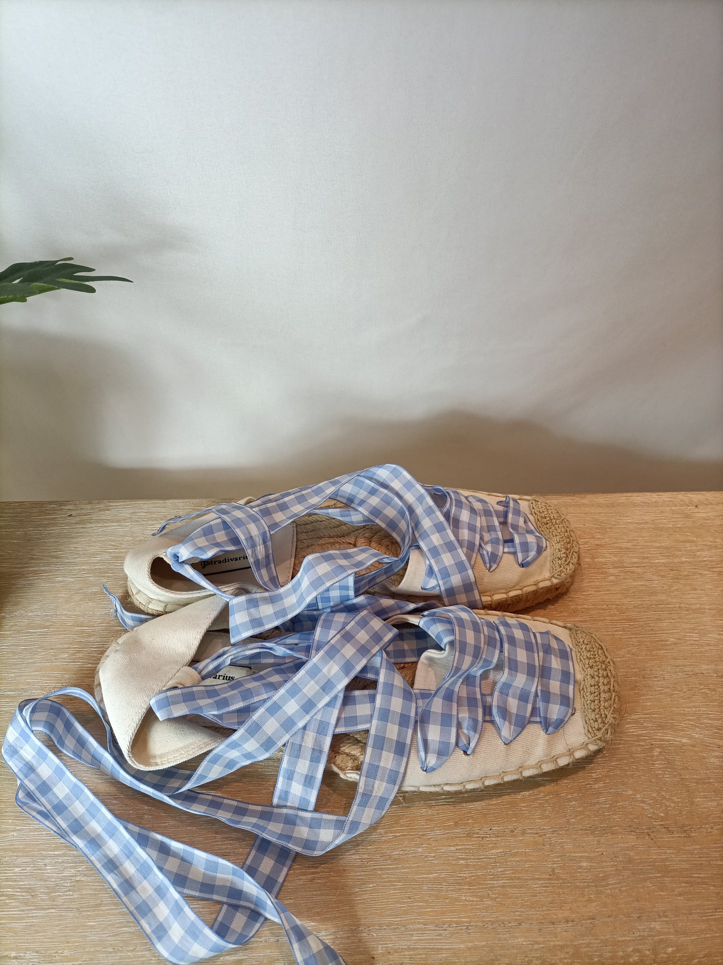 STRADIVARIUS.Cuñas blancas lazos cuadros T.37