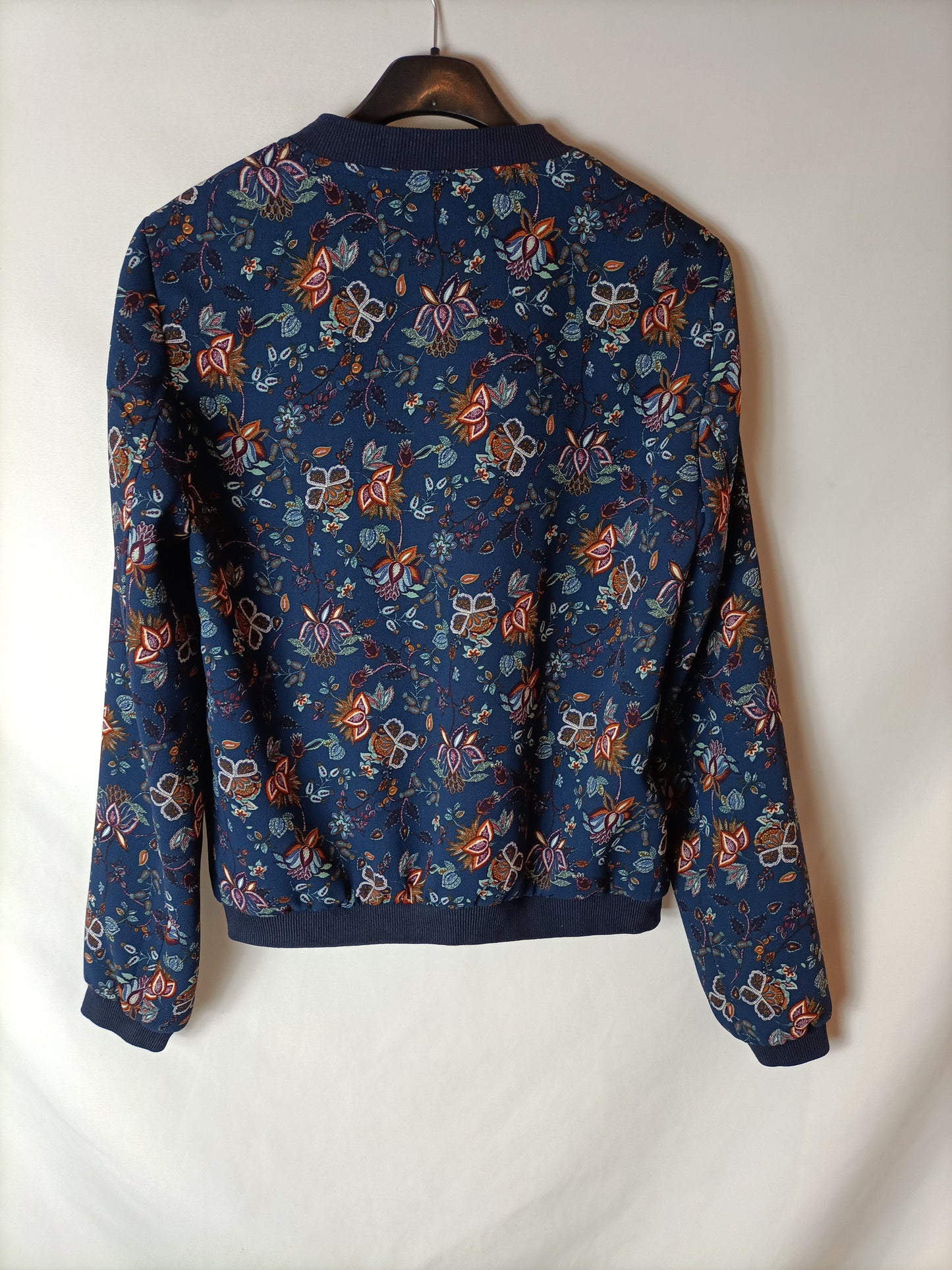 ZARA. Bomber fina estampada. T.S