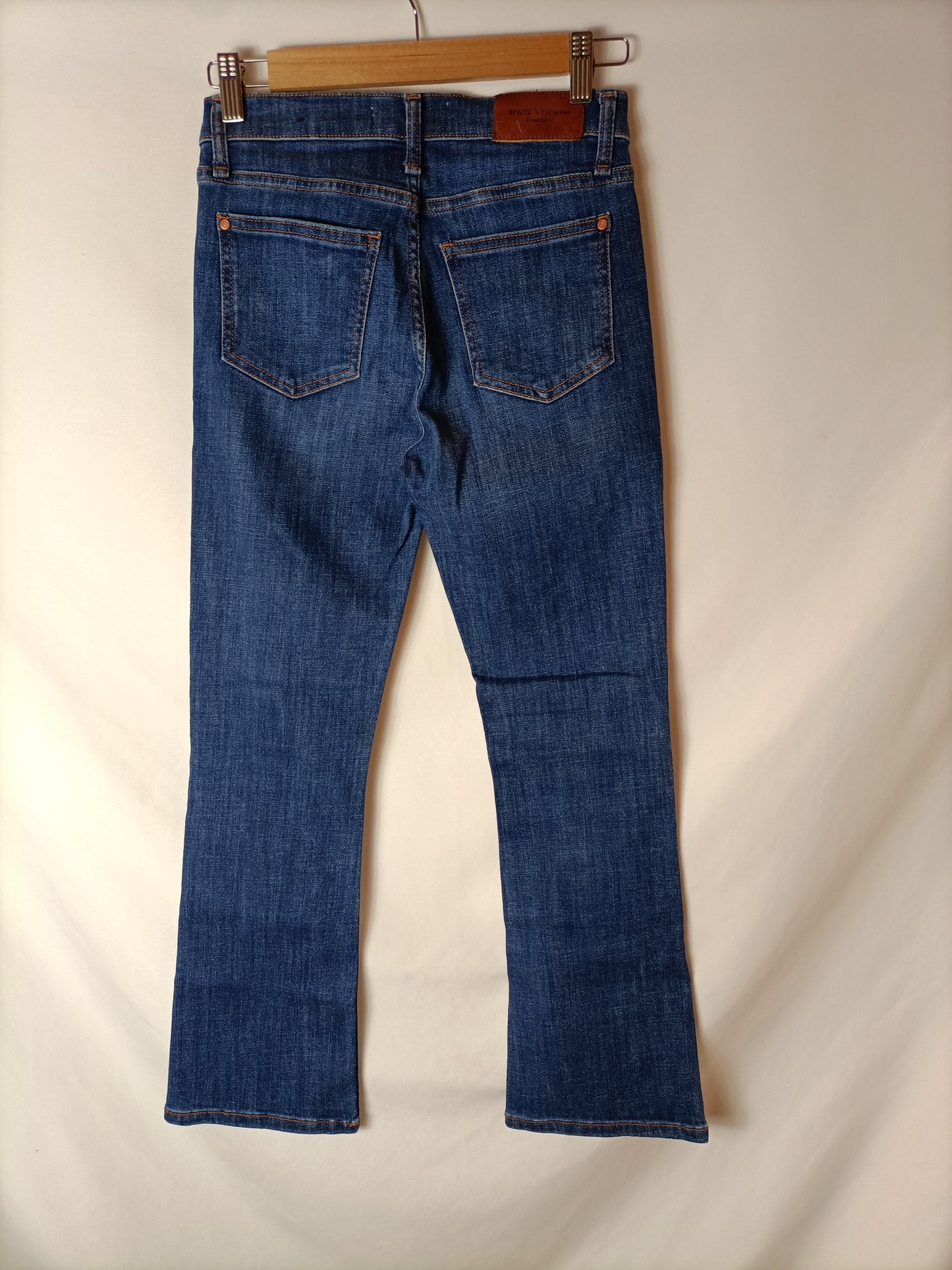 MANGO. Denim crop ligeramente acampanado T.34