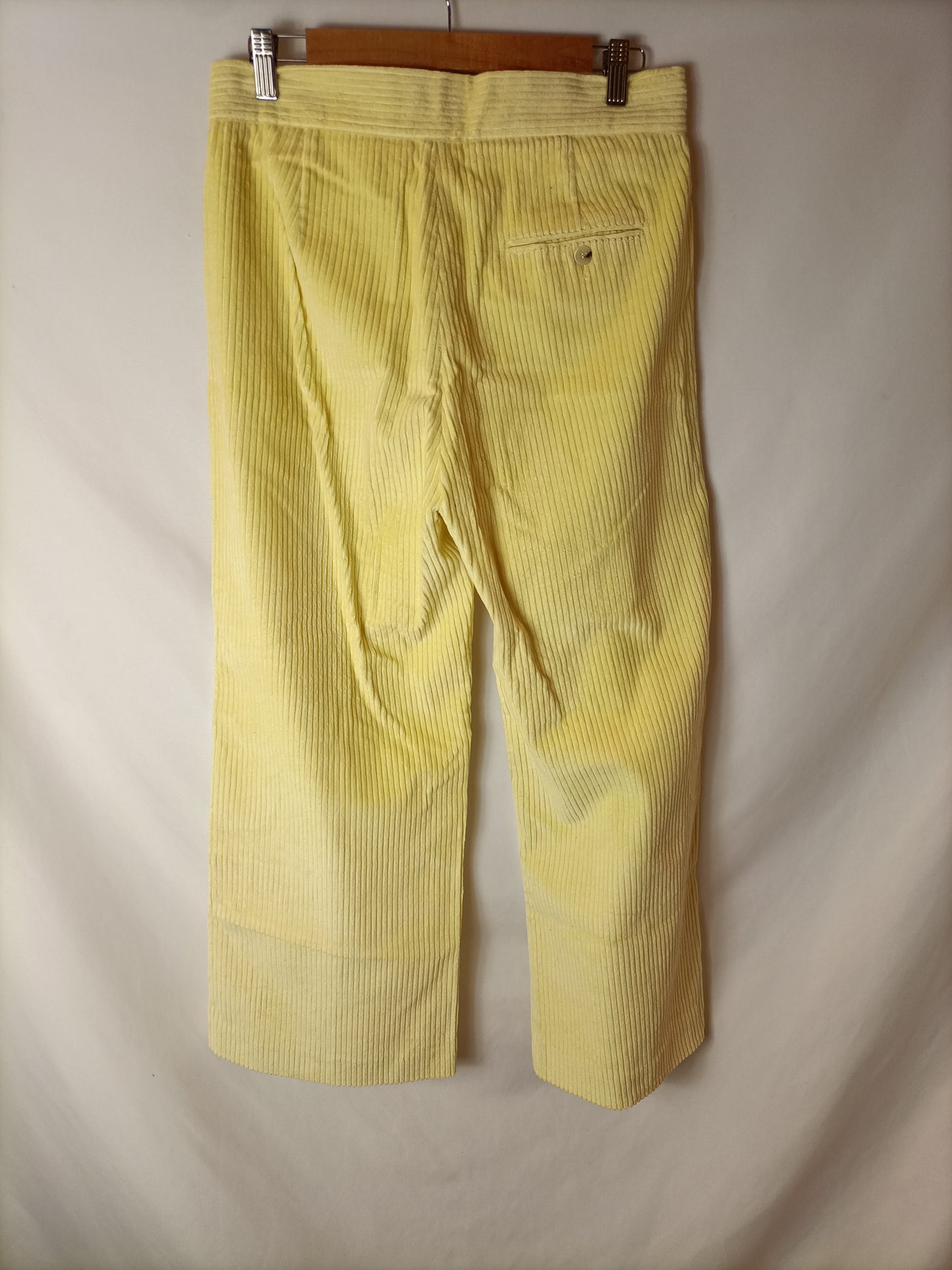ZARA. Pantalón pana amarillo. T M