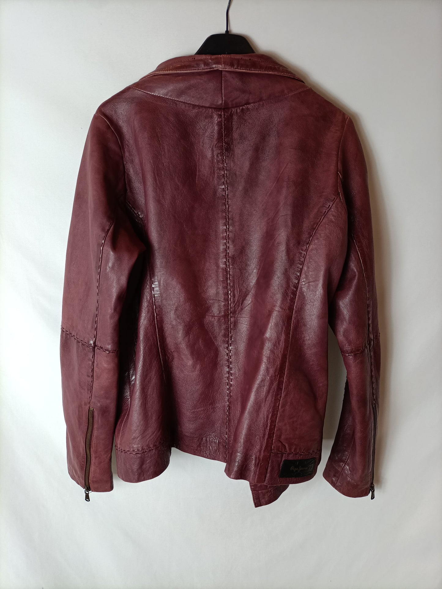 PEPE JEANS. Cazadora piel burdeos. T L