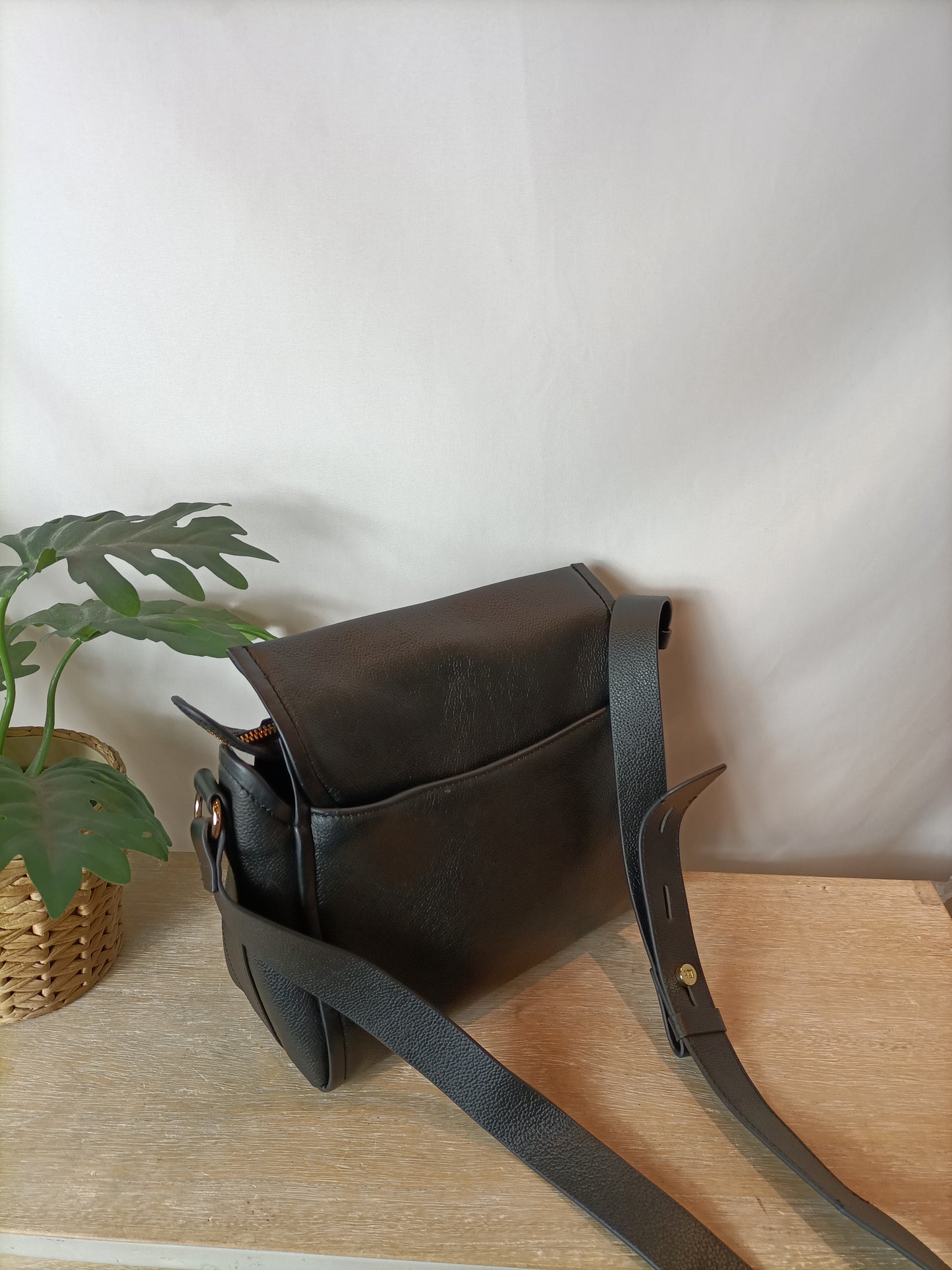 PEDRO DEL HIERRO. Bolso negro solapa.
