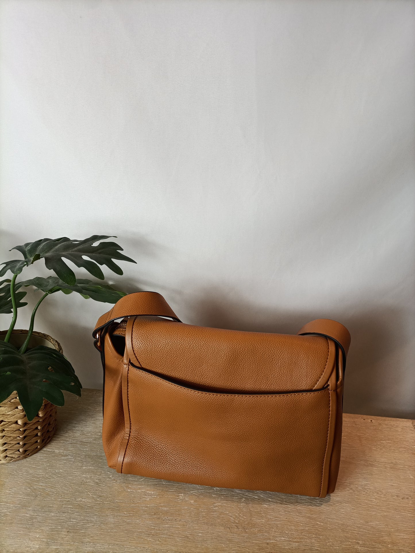 PEDRO DEL HIERRO. Bolso camel solapa.