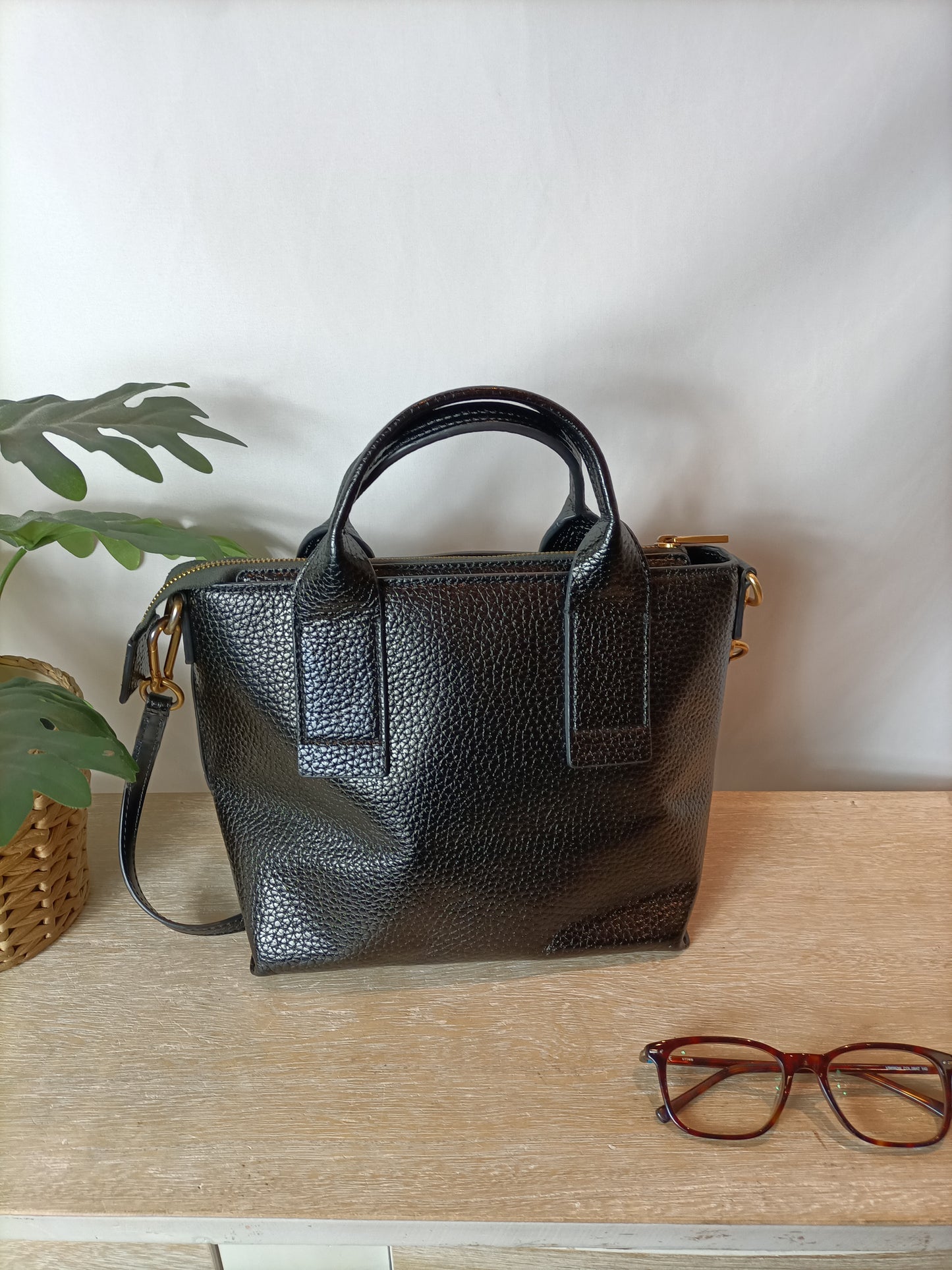 BIMBA Y LOLA. Bolso negro piel brillo.