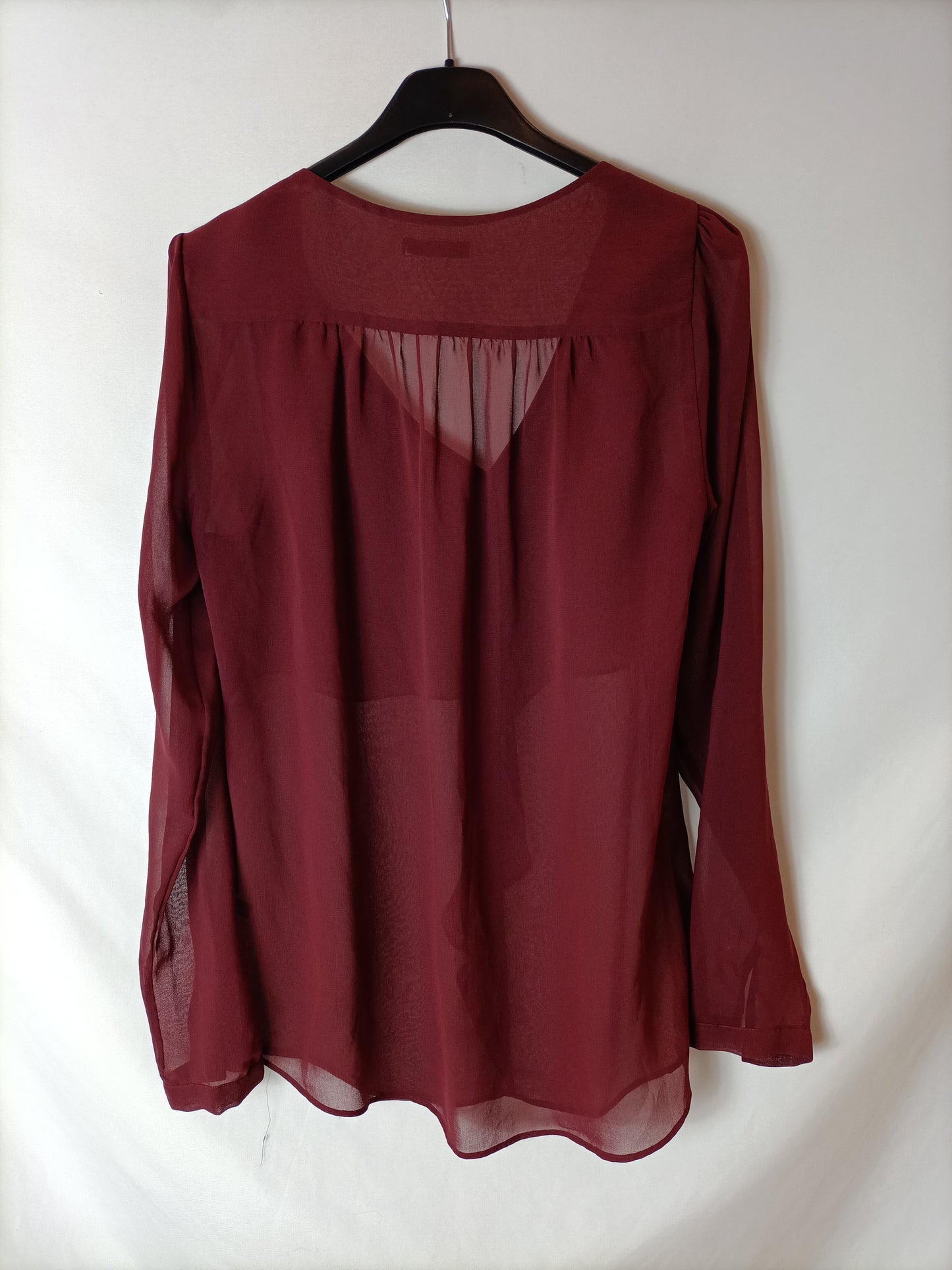 MASSIMO DUTTI. Blusa burdeos volante T.38