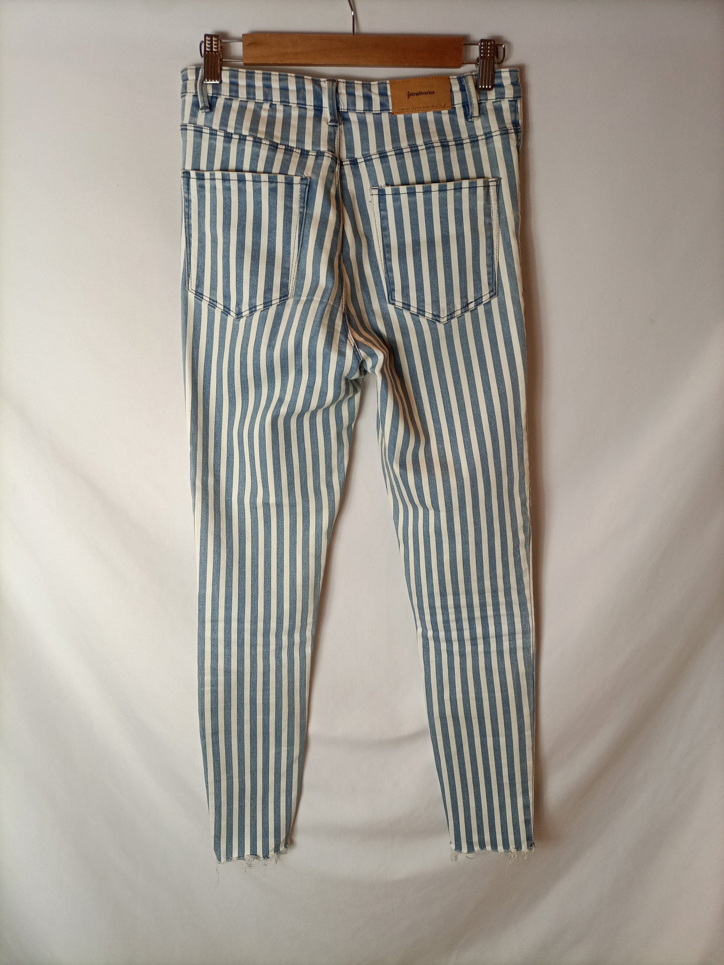 STRADIVARIUS. Pantalones rayas elásticos. T 36