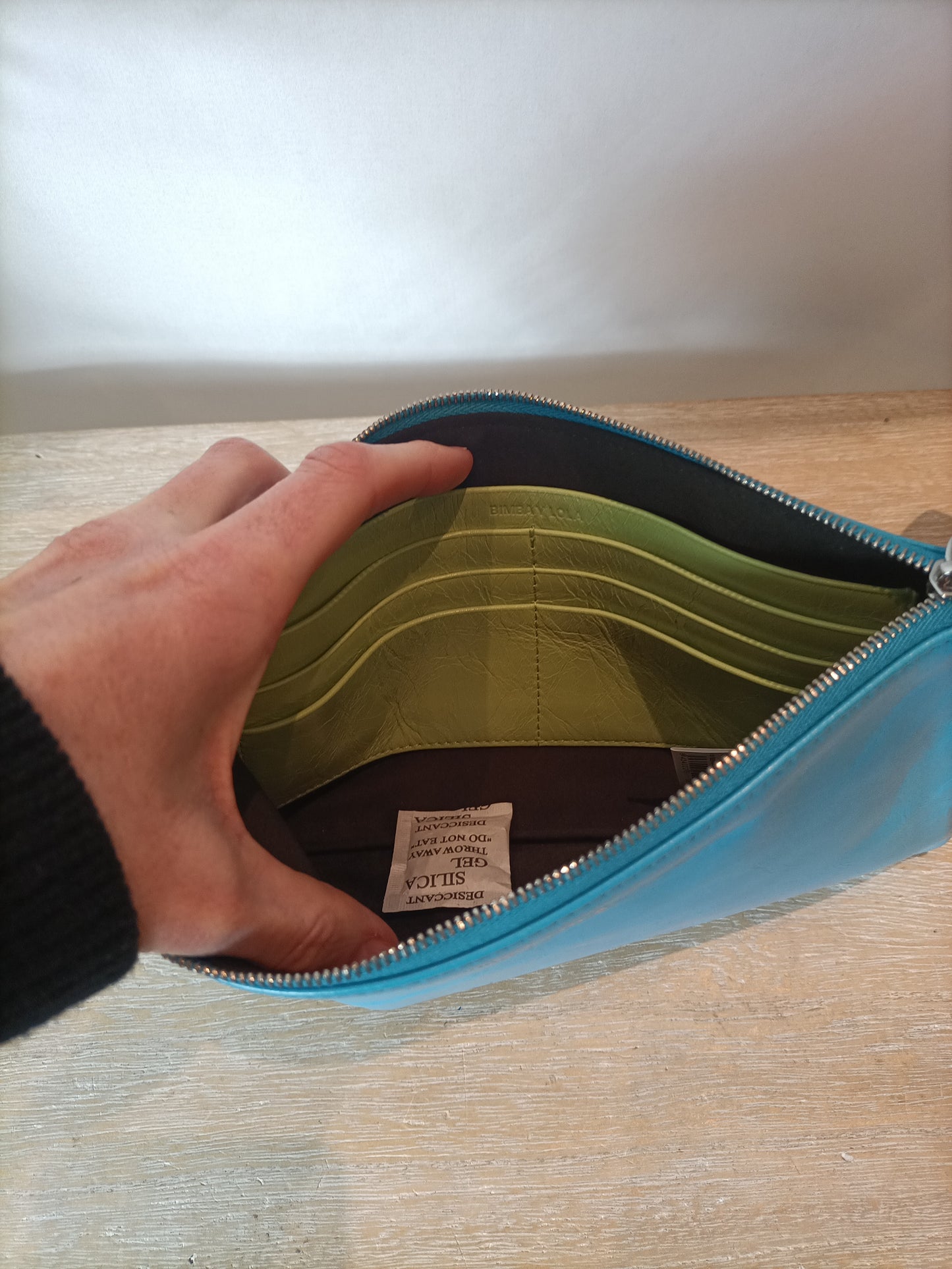 BIMBA Y LOLA. Cartera de mano turquesa