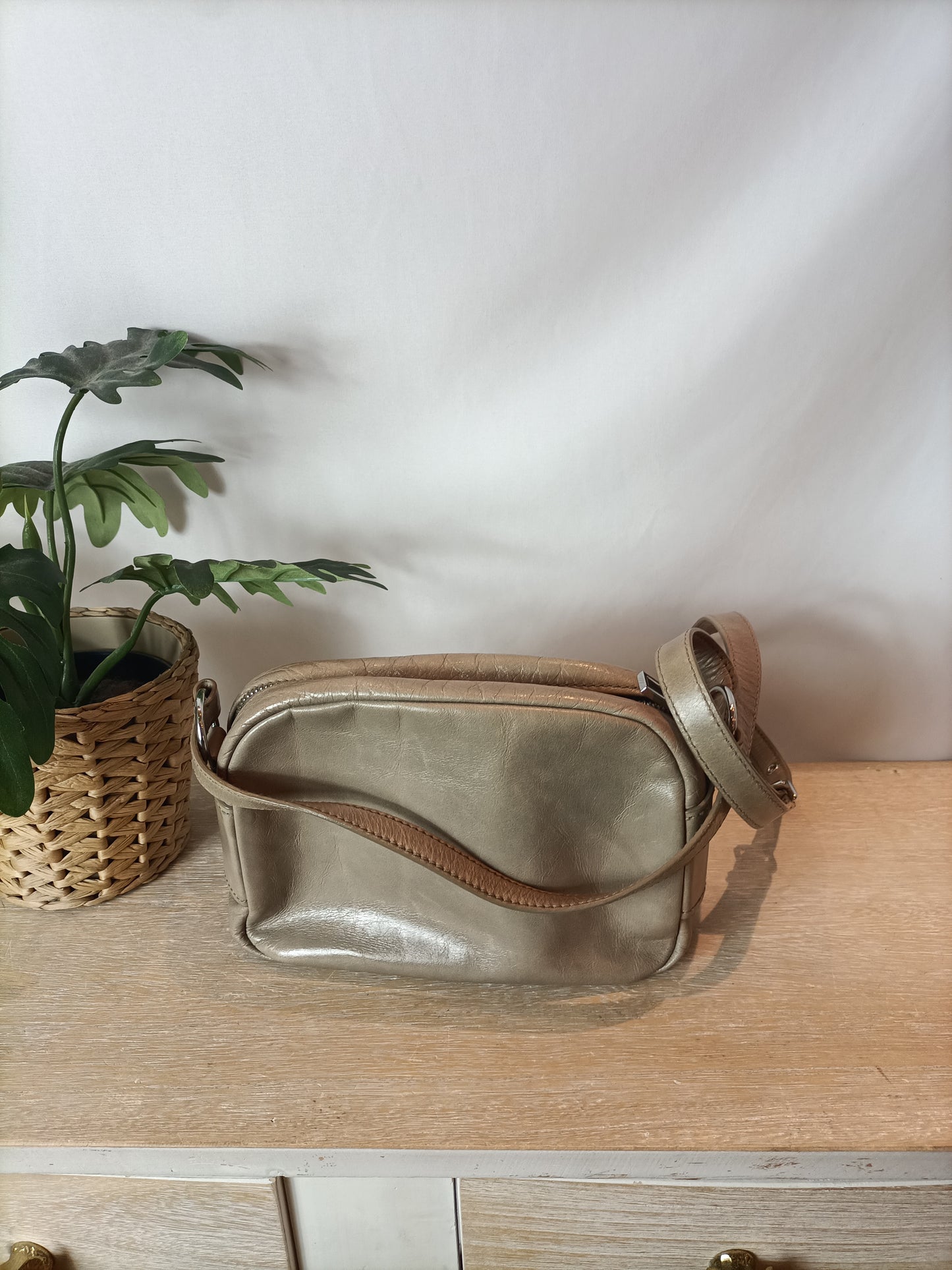 BIMBA Y LOLA. Bolso piel beige