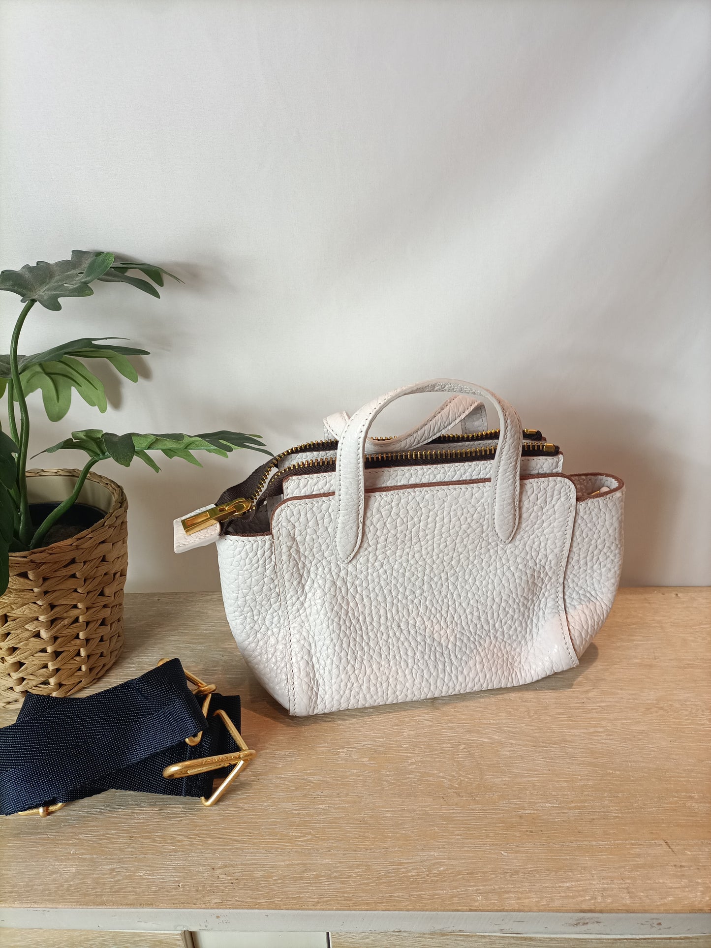 BIMBA Y LOLA. Bolso piel blanco con asa corta y larga.