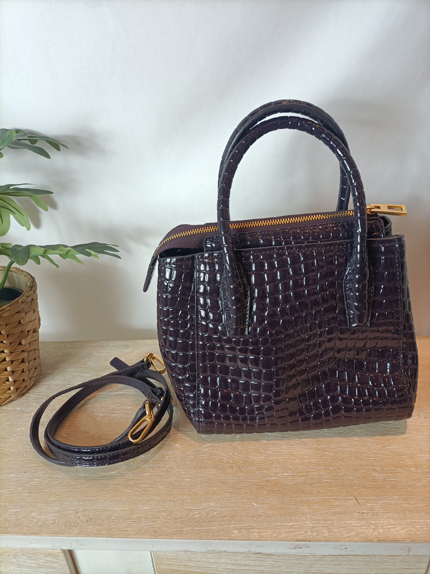 BIMBA Y LOLA. Bolso piel color berenjena oscuro