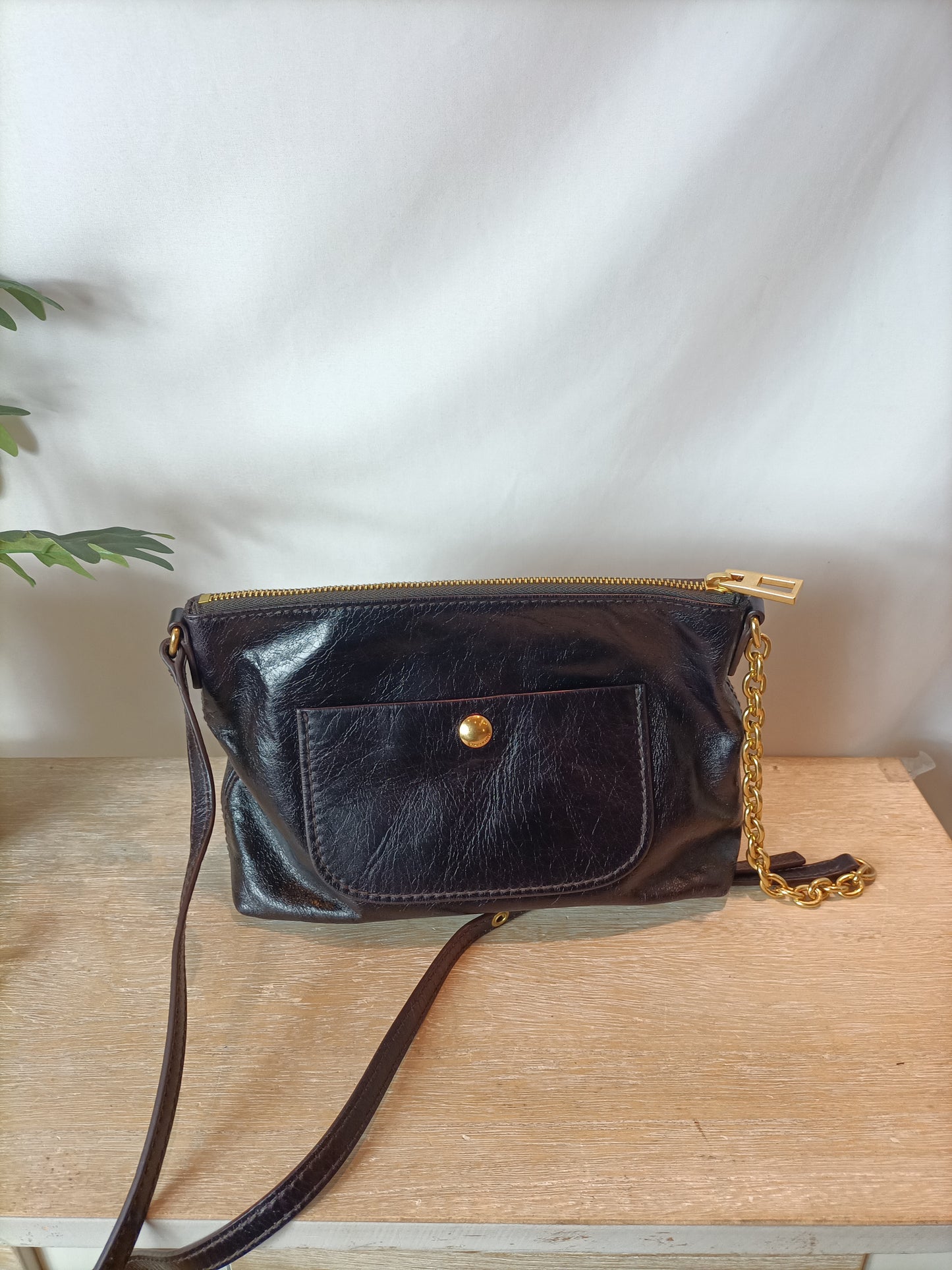 BIMBA Y LOLA. Bolso piel textura marrón oscuro