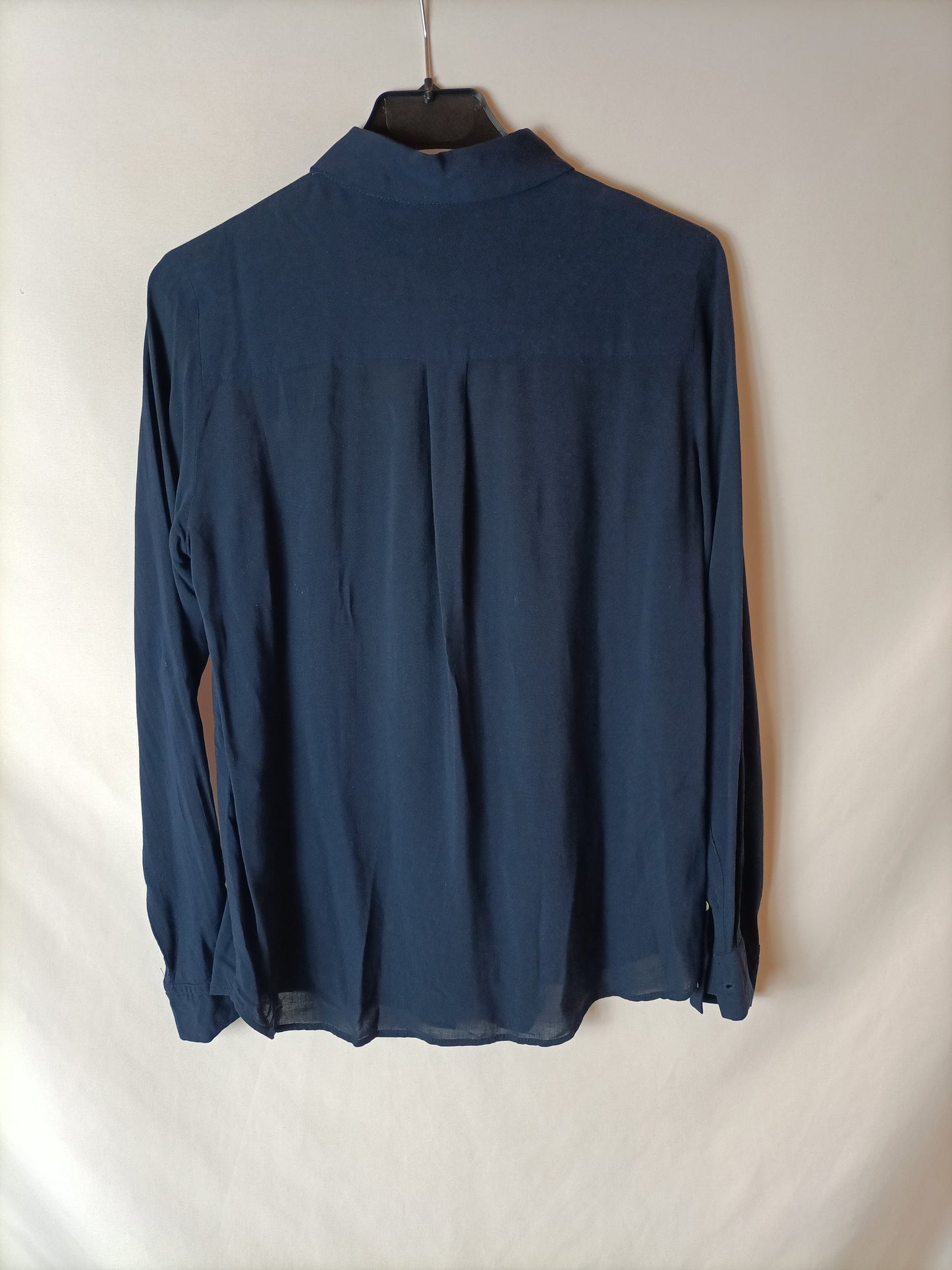 MANGO. Blusa azul semitransparente. TXS