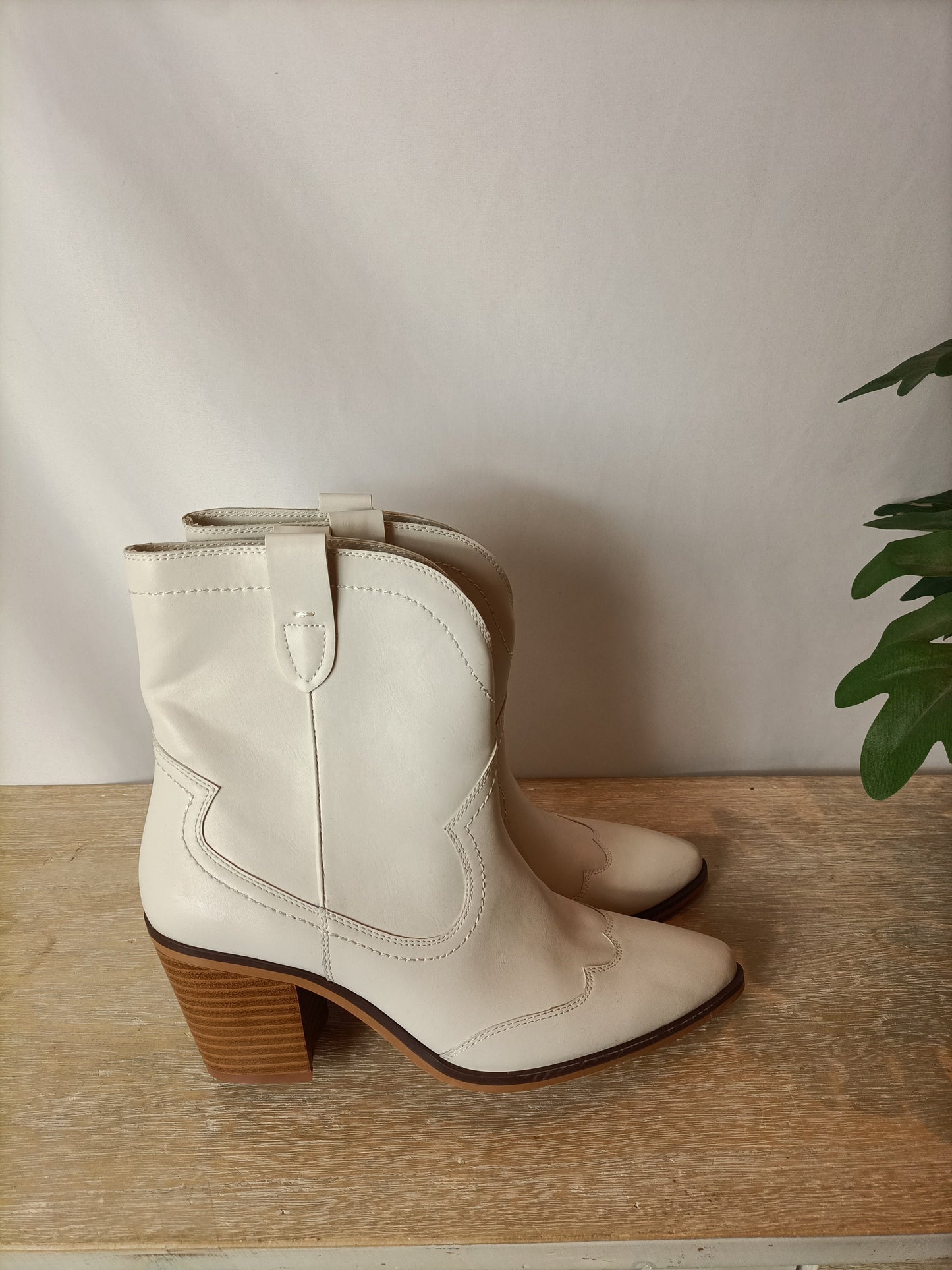 STRADIVARIUS. Botines cowboy beige. T 37