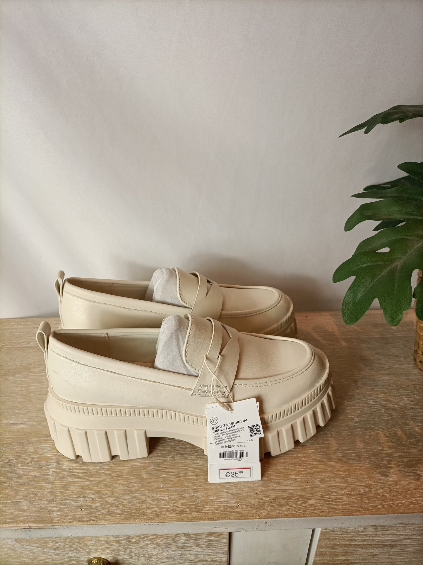 STRADIVARIUS. Light beige thick-soled loafers, size 37
