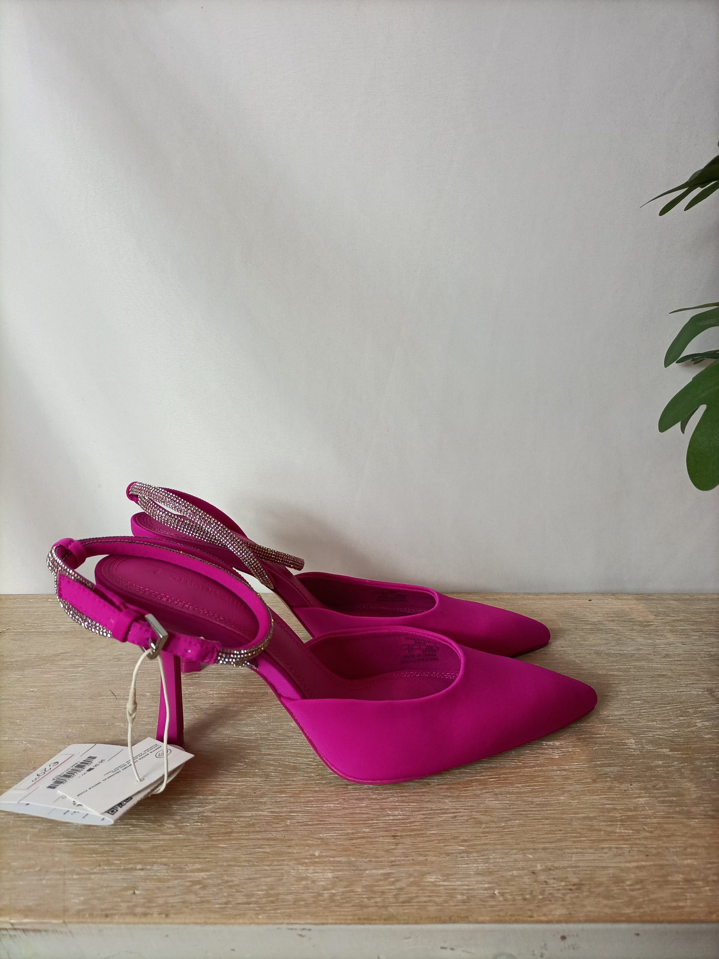 STRADIVARIUS. Zapatos tacón rosa. T 37