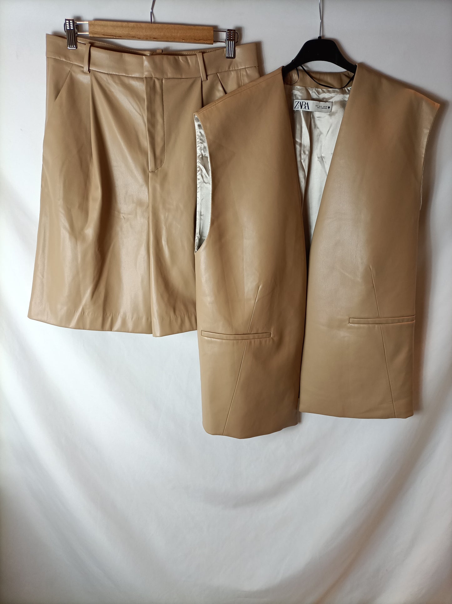 ZARA. Chaleco oversized efecto piel beige. T S