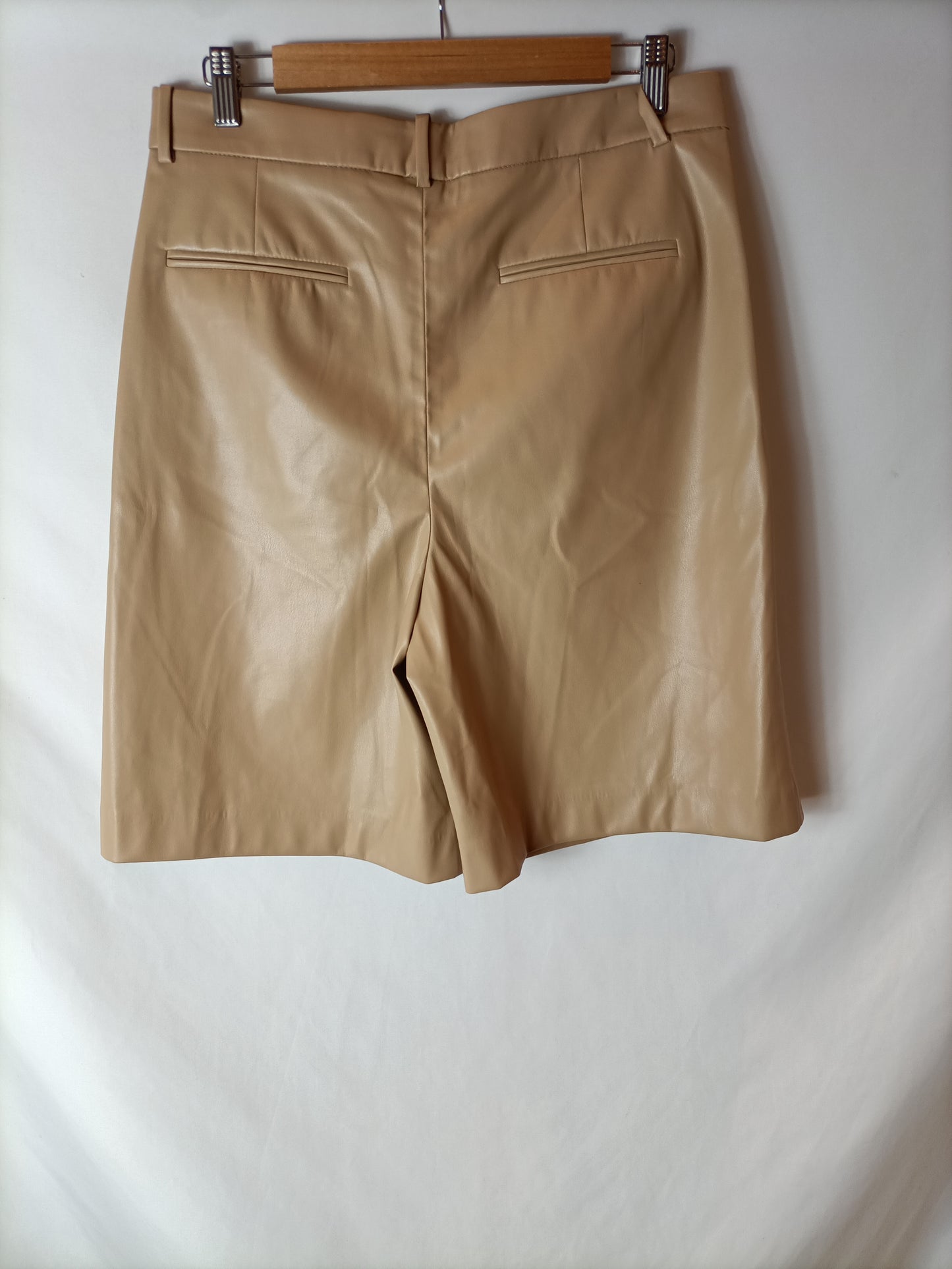ZARA. Bermudas efecto piel beige . T M
