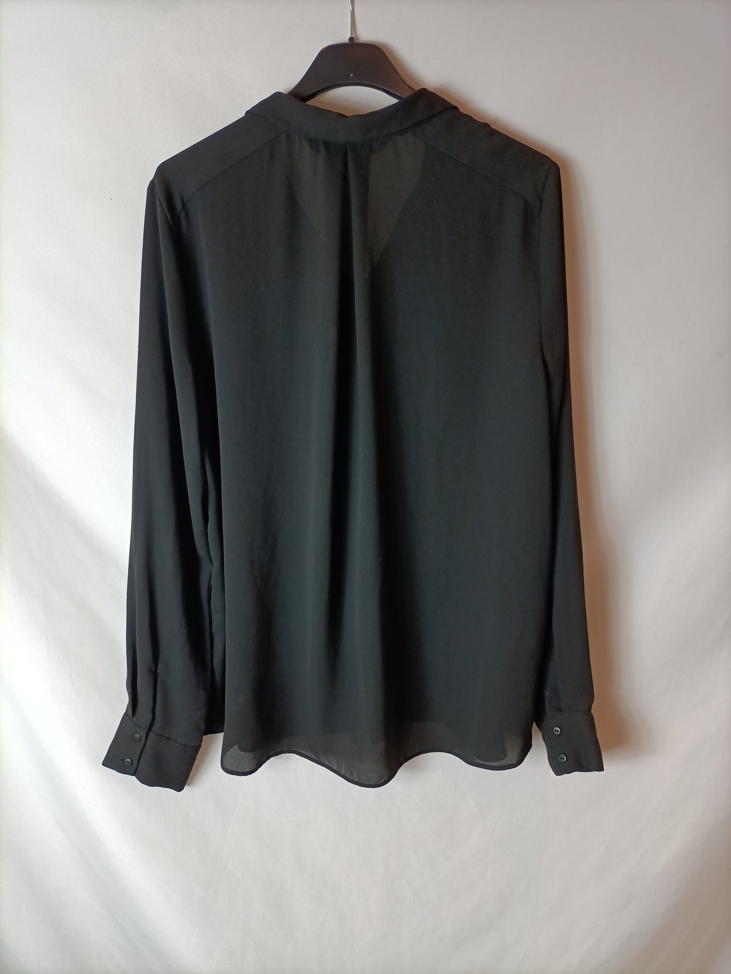 ZARA. Blusa semitransparente negra. T M