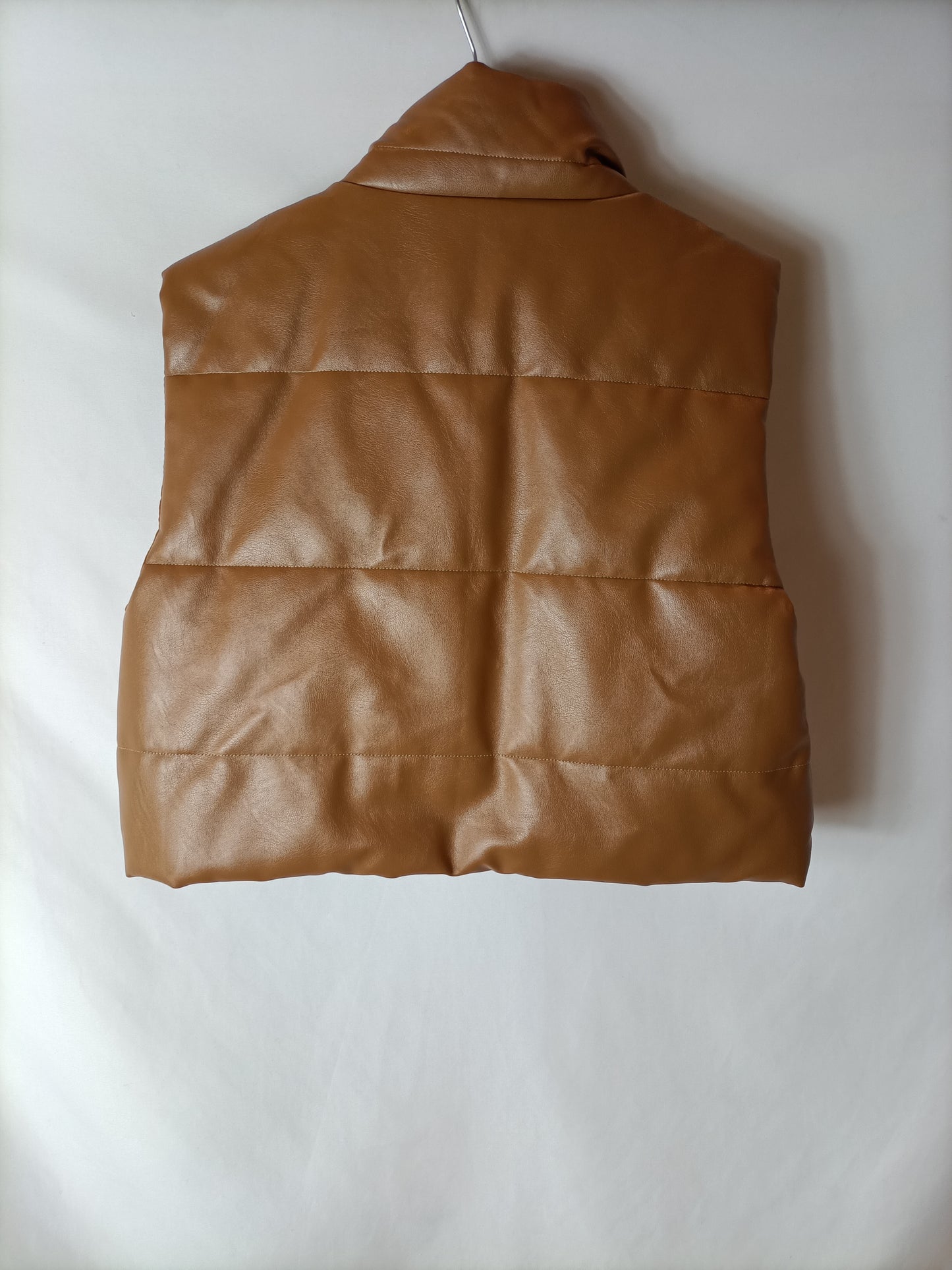 OTRAS. Chaleco acolchado crop camel. T S/M