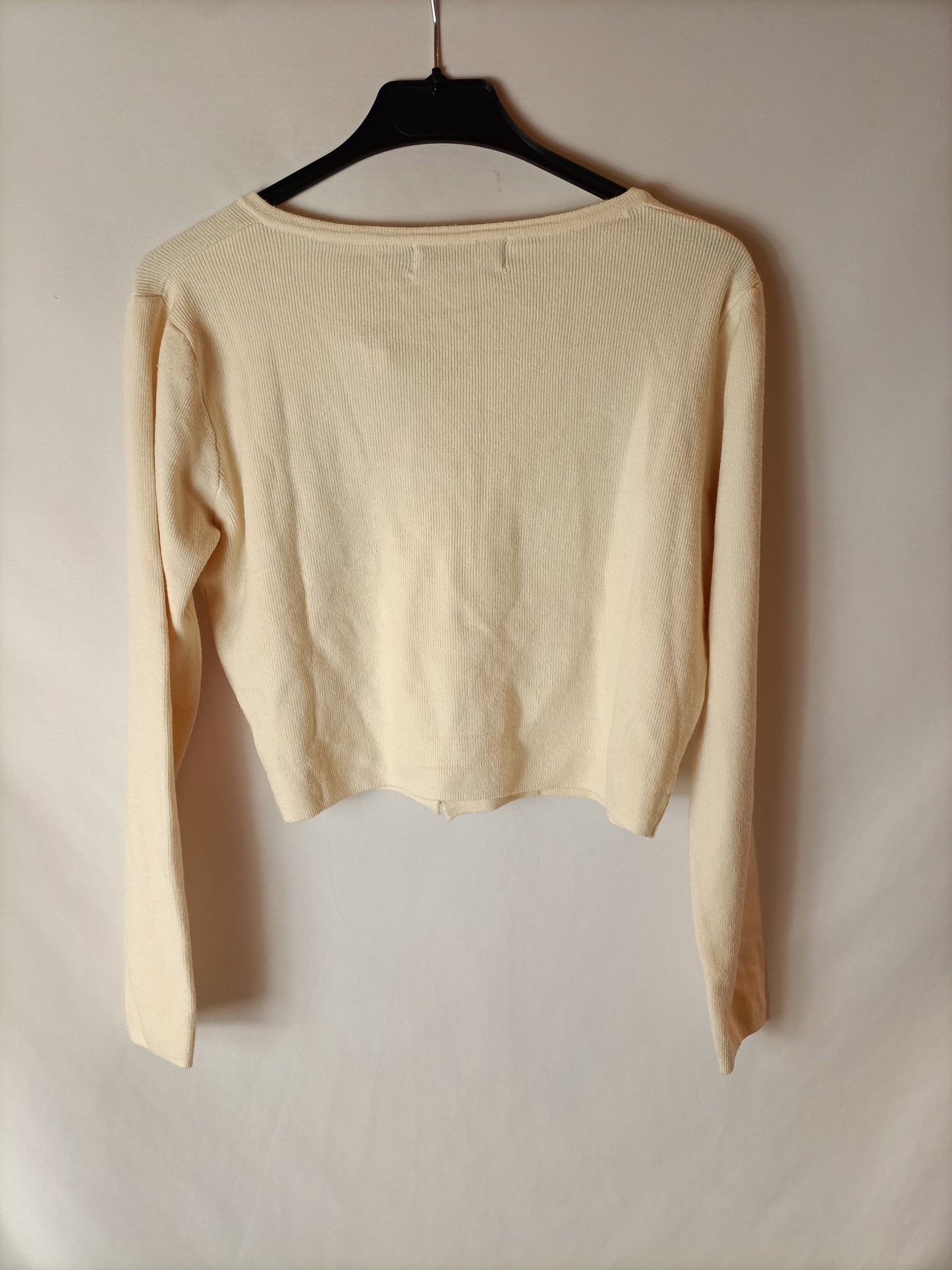 OUTFITBOOK. Short beige Ts sweater