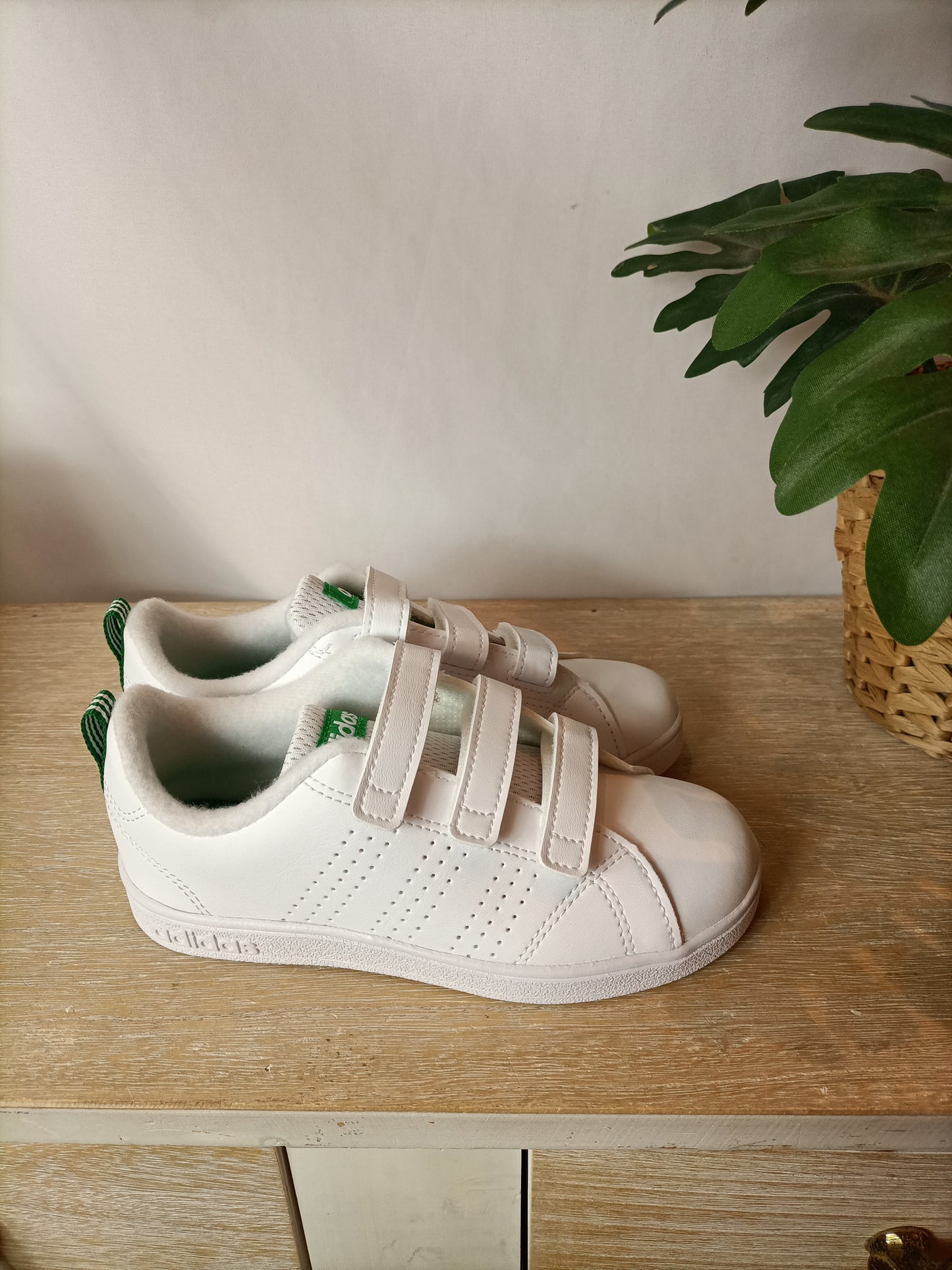 ADIDAS. Zapatillas blancas velcro T.31