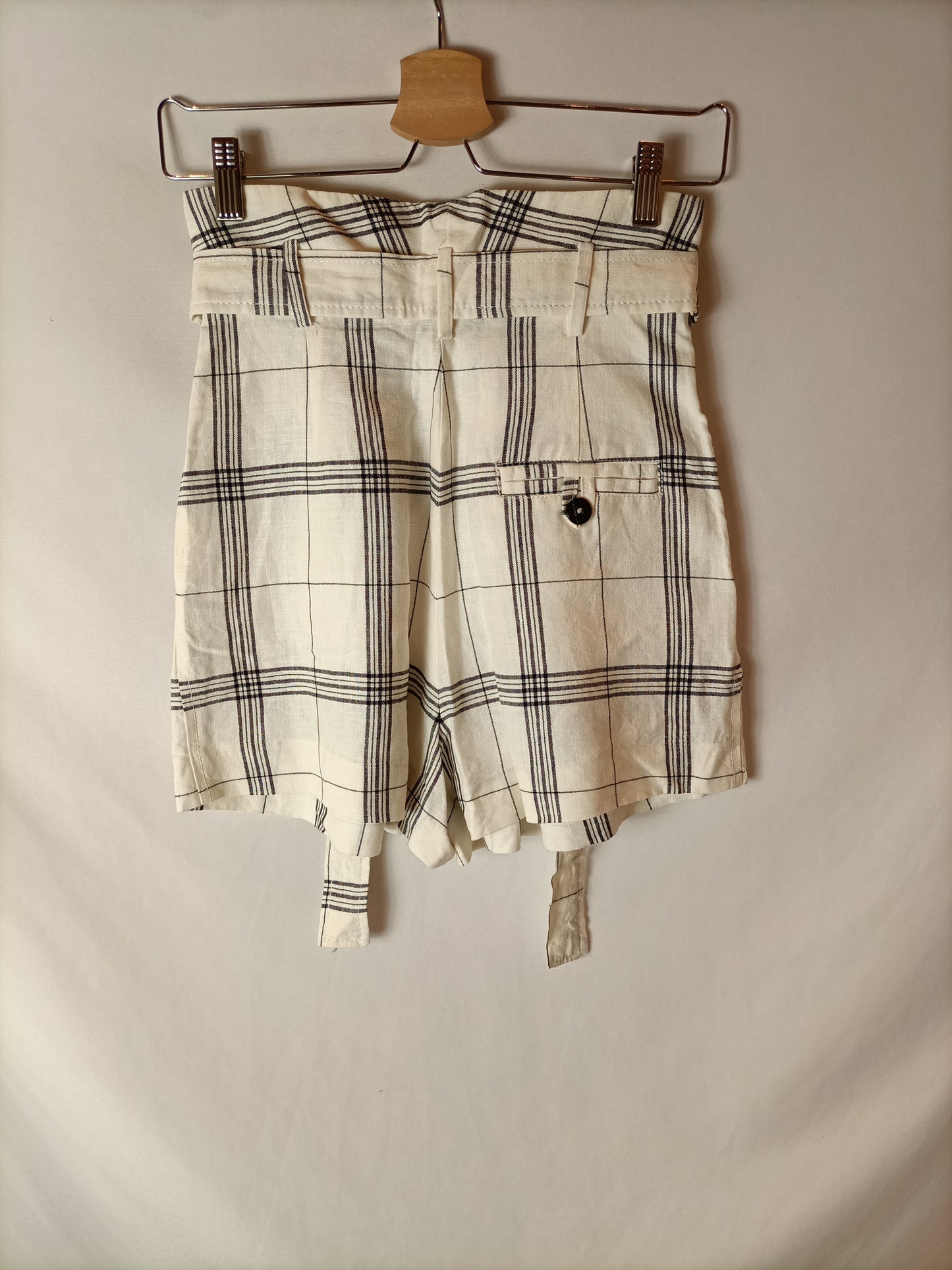 MANGO. Bermudas tiro alto blanca rayas negras. T XS