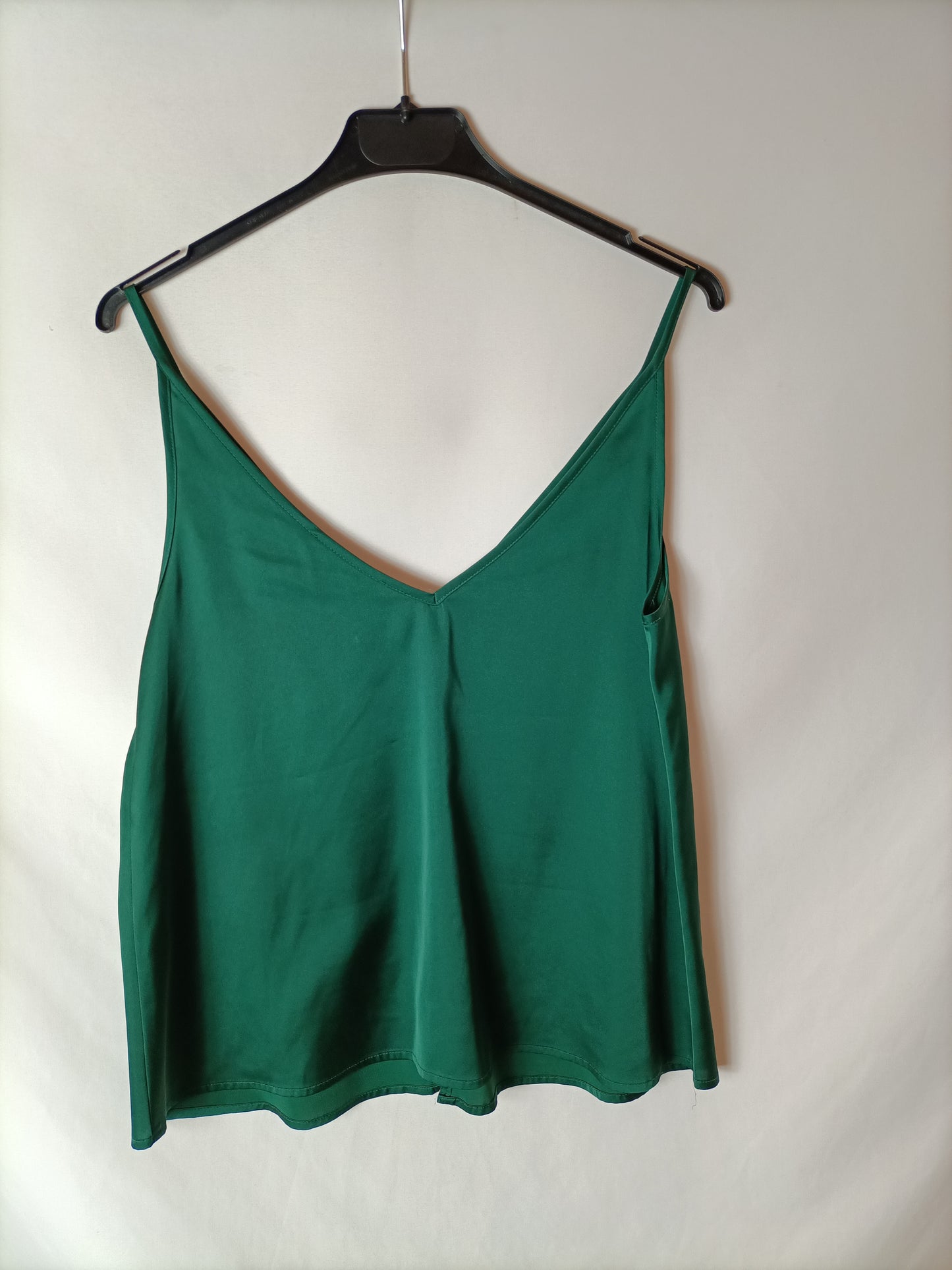 MANGO. Top raso verde botella. T XS (S/M)