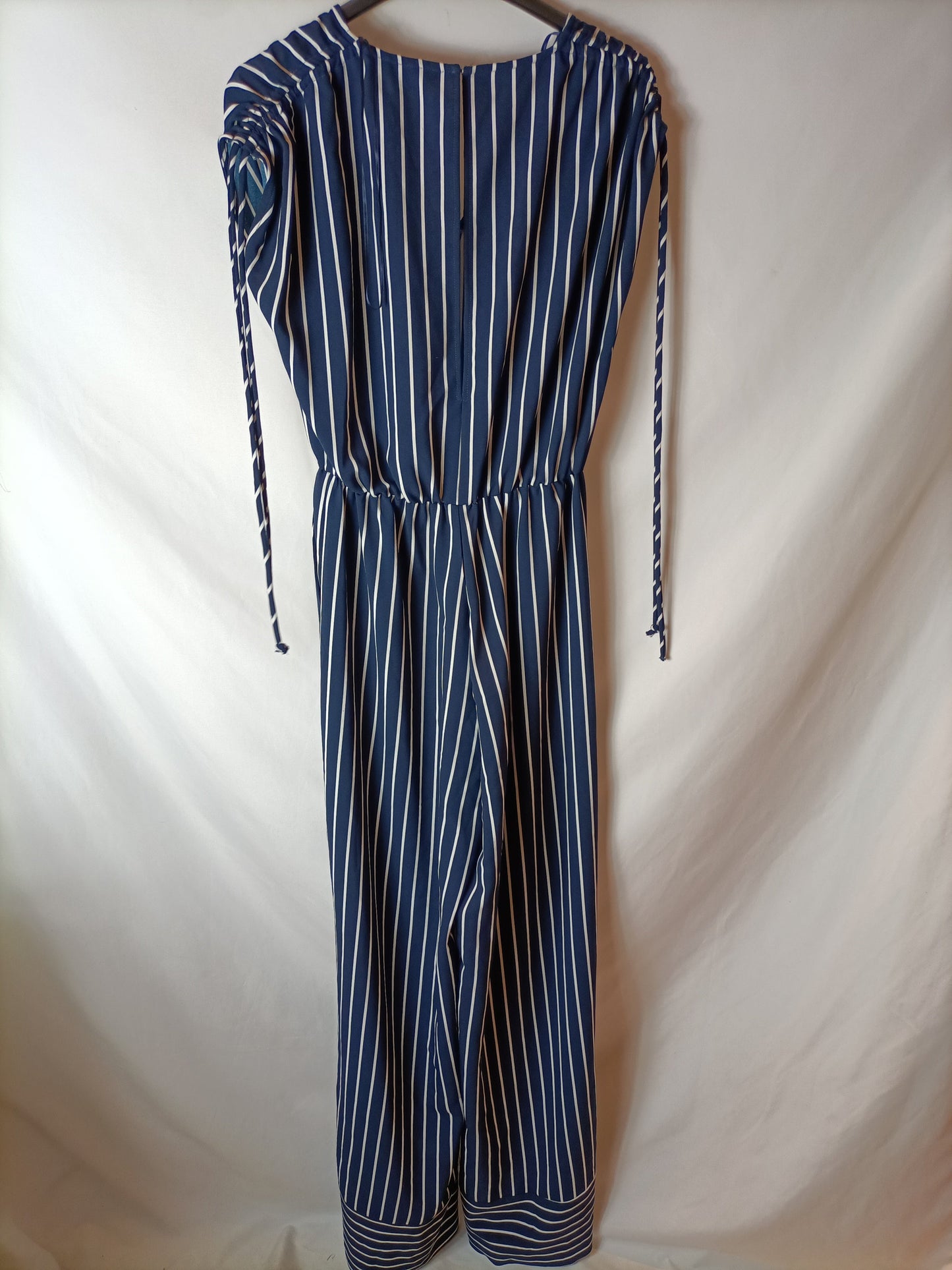 FORMULA JOVEN. Mono fluido azul con rayas blancas. T S