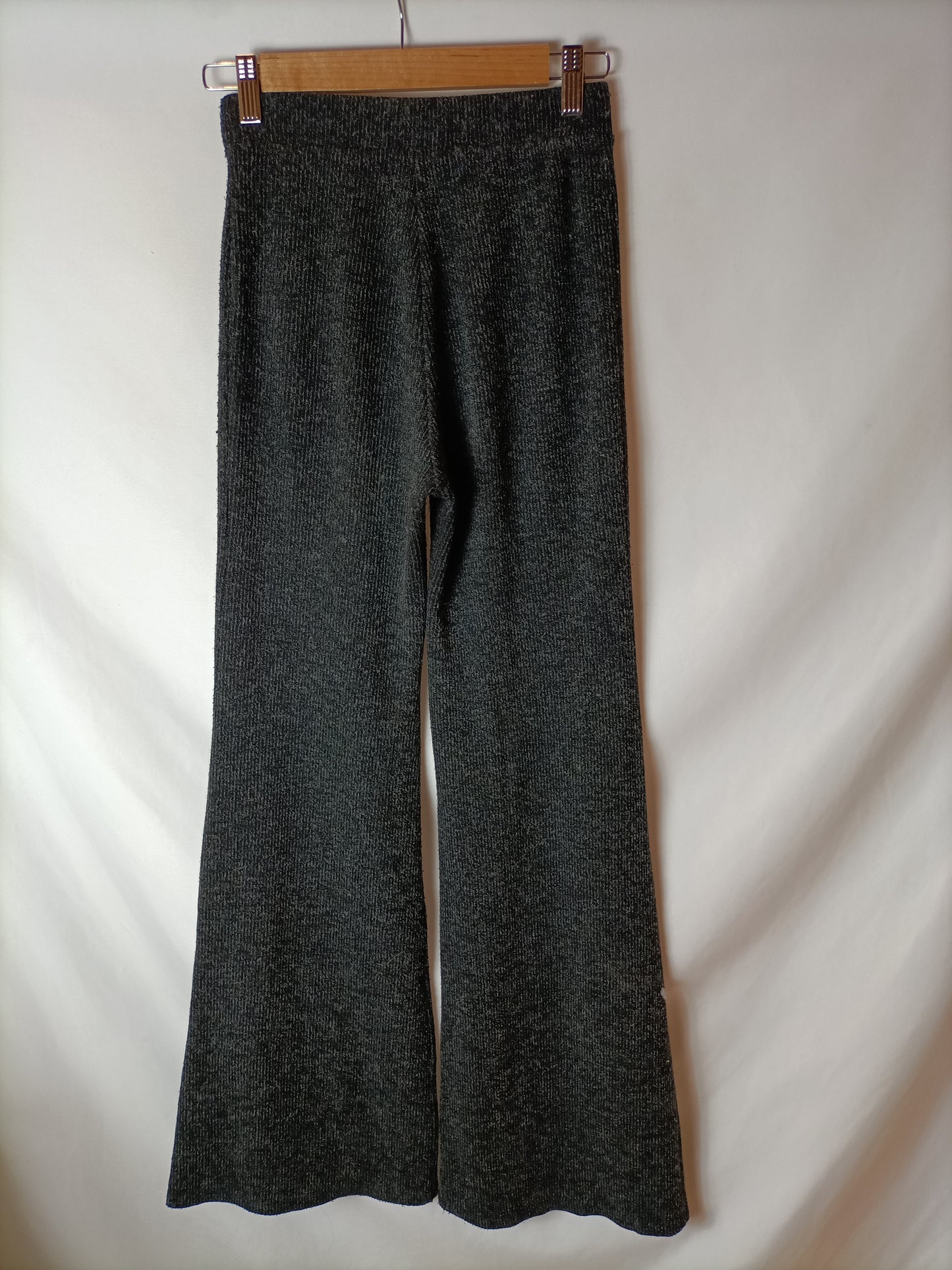 BERSHKA. Pantalón negro punto T.s