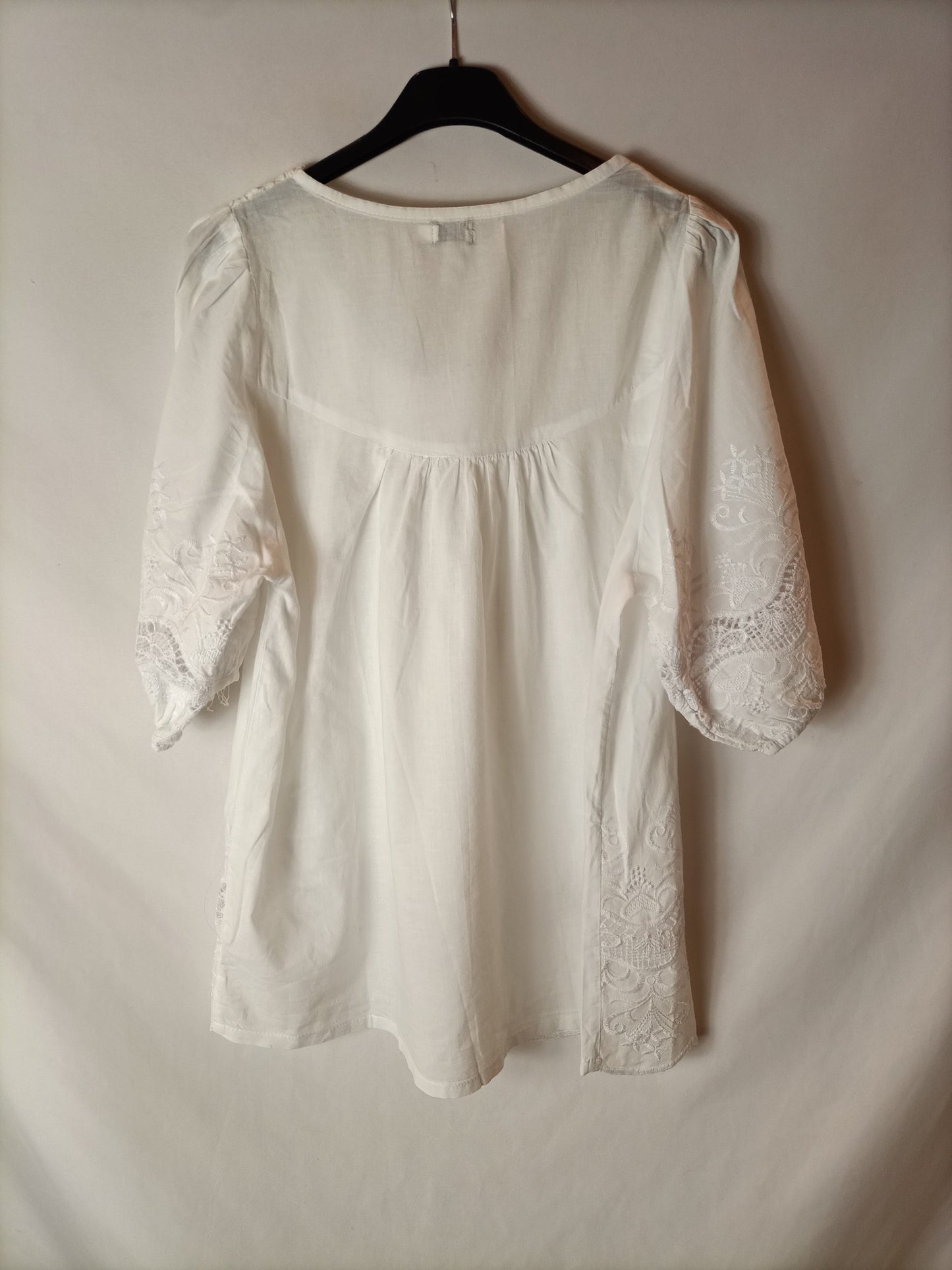 BOHO. Blusa blanca bordados. T M/L