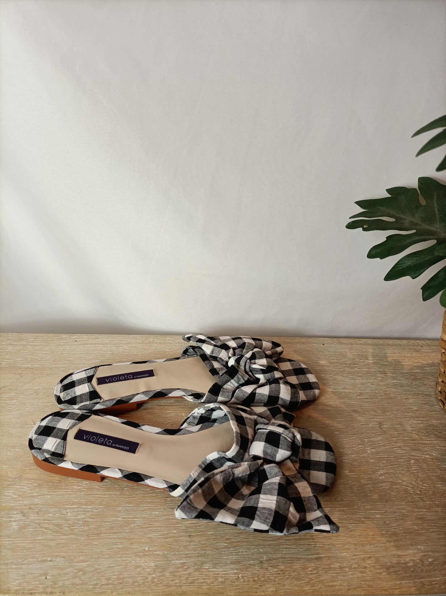 VIOLETA BY MANGO. Sandalia vichy blanca y negra. T 39