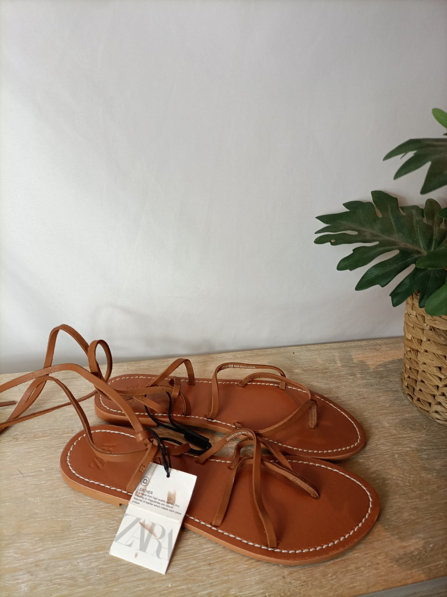 ZARA. Sandalia plana tiras. T 40