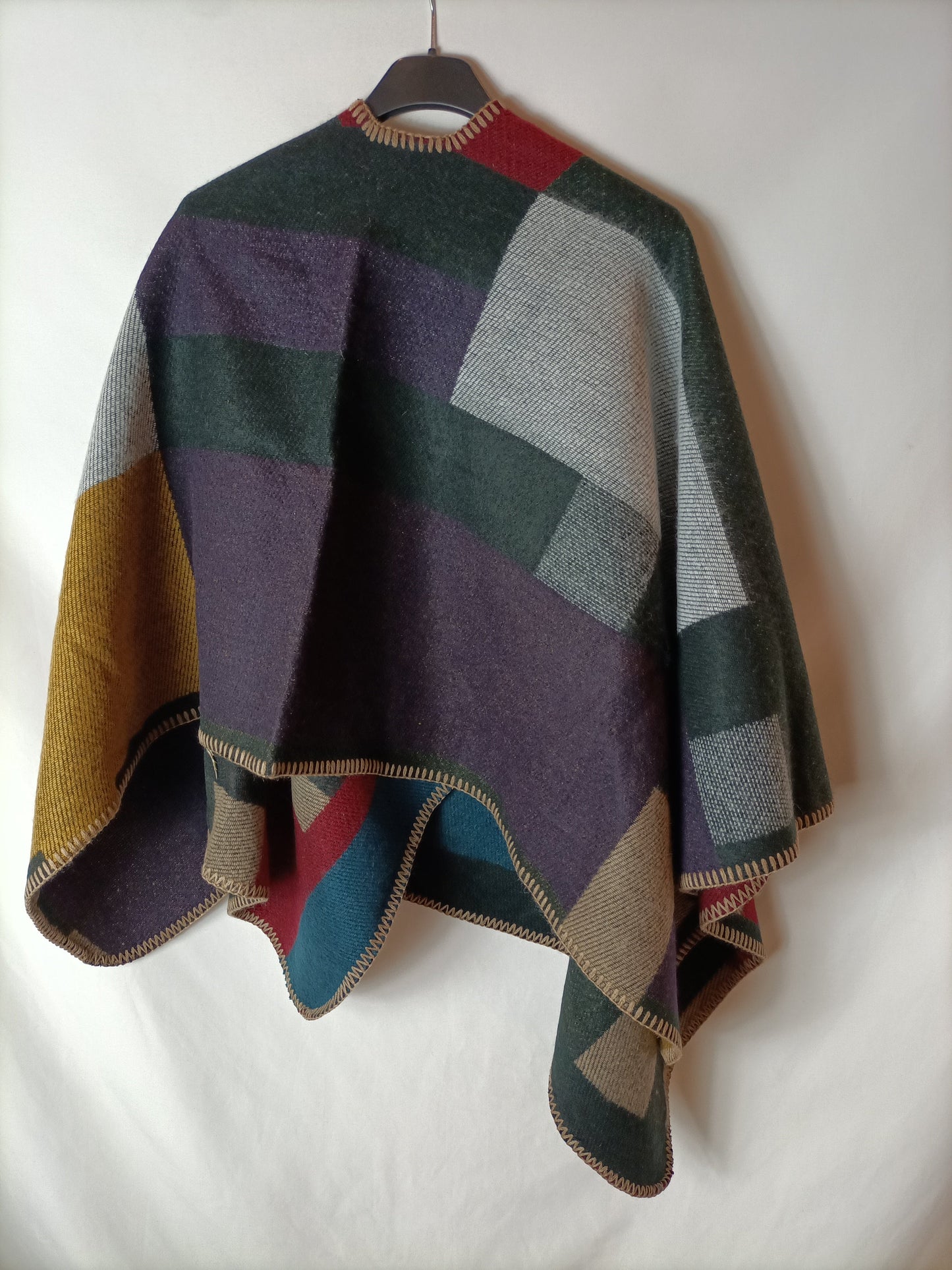 OTRAS. Poncho cuadros