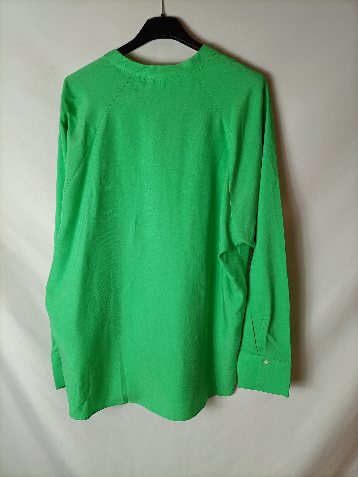 MANGO. Blusa verde fluida T.M