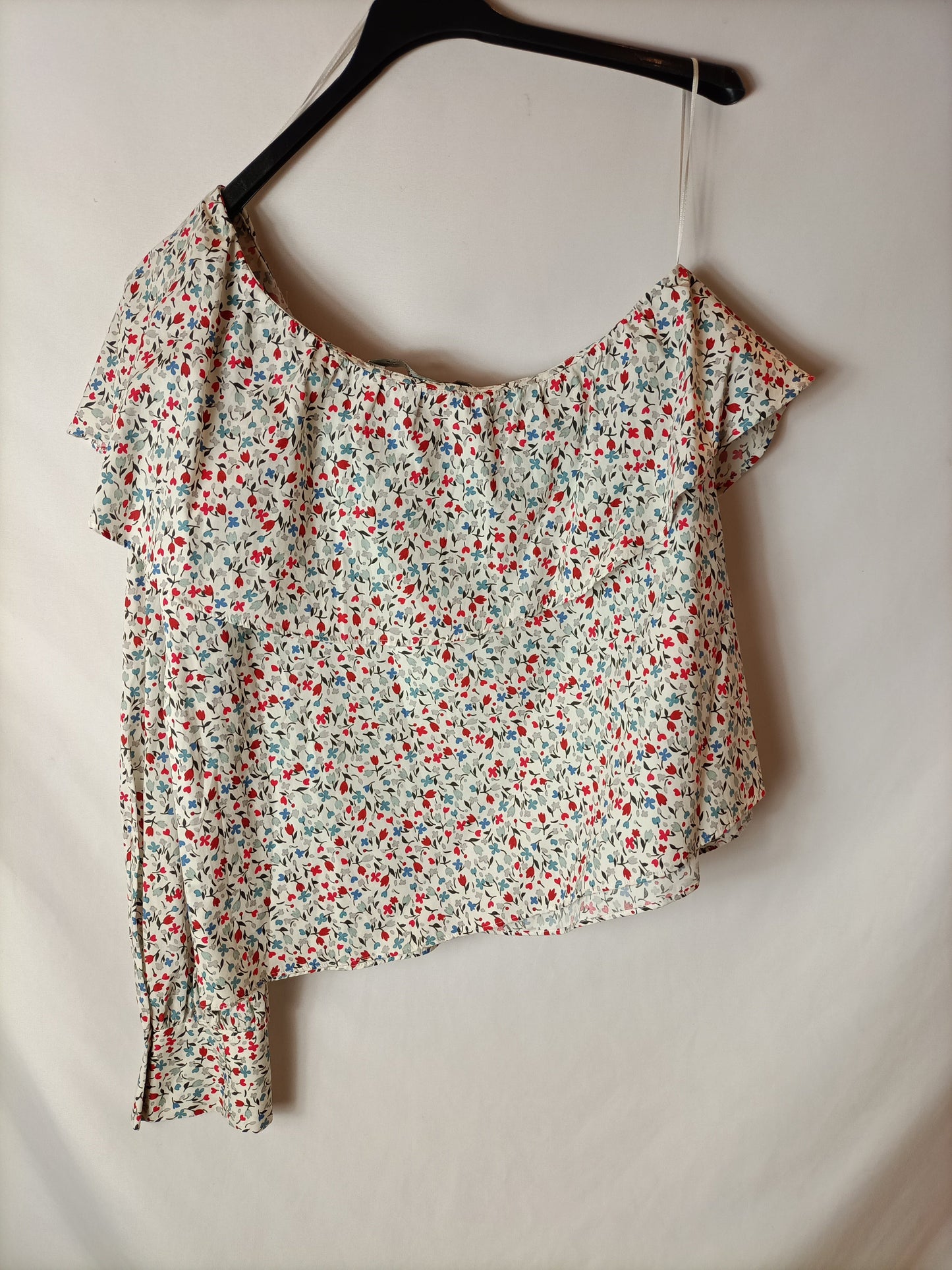 ZARA. top flores asimétrico T.M