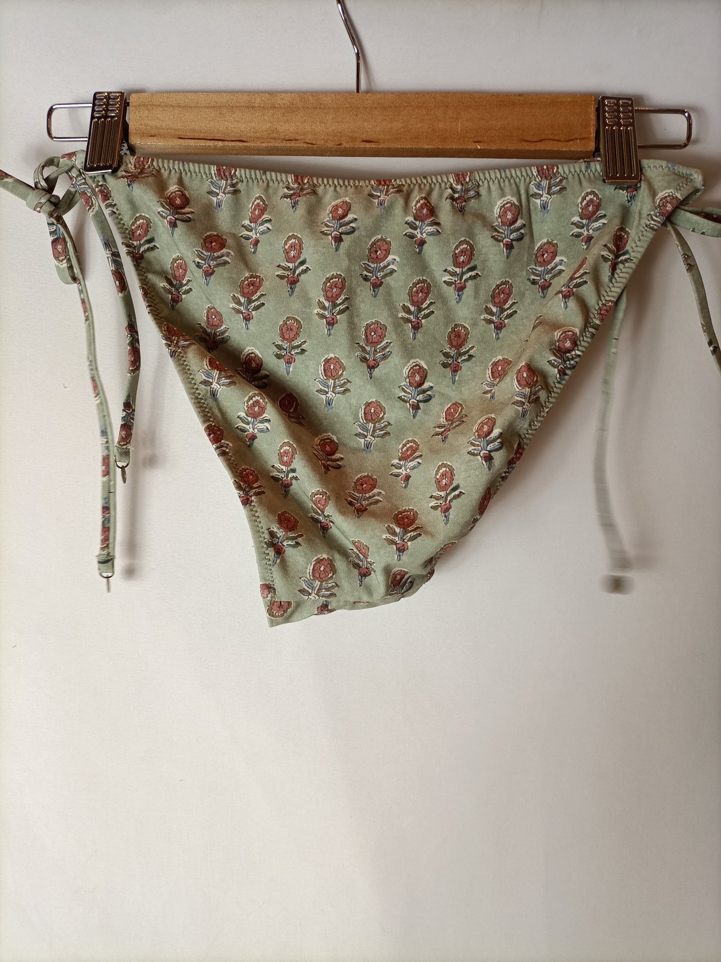 OYSHO. Bikini verde flores T.m