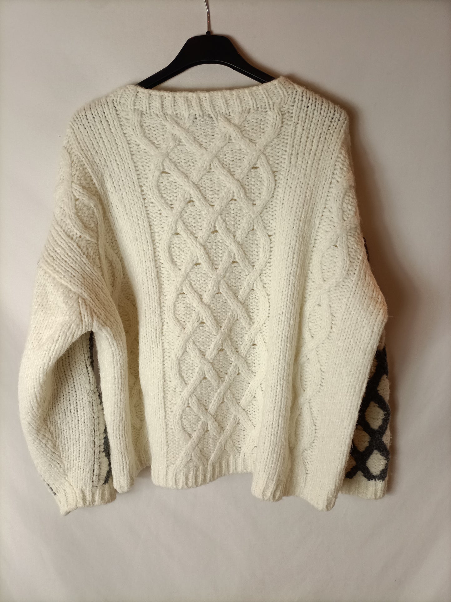 AN&BE. White cable-knit sweater with sleeves. TS/M