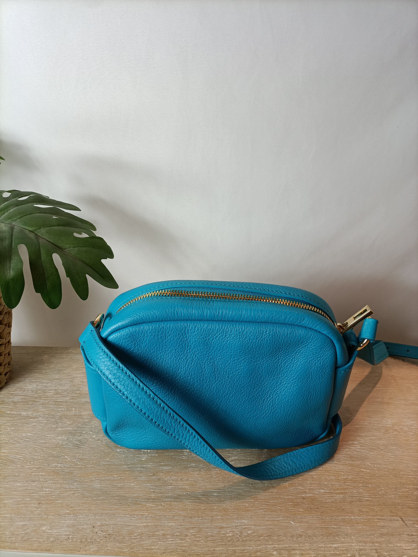 BIMBA Y LOLA. Bolso turquesa (tara)